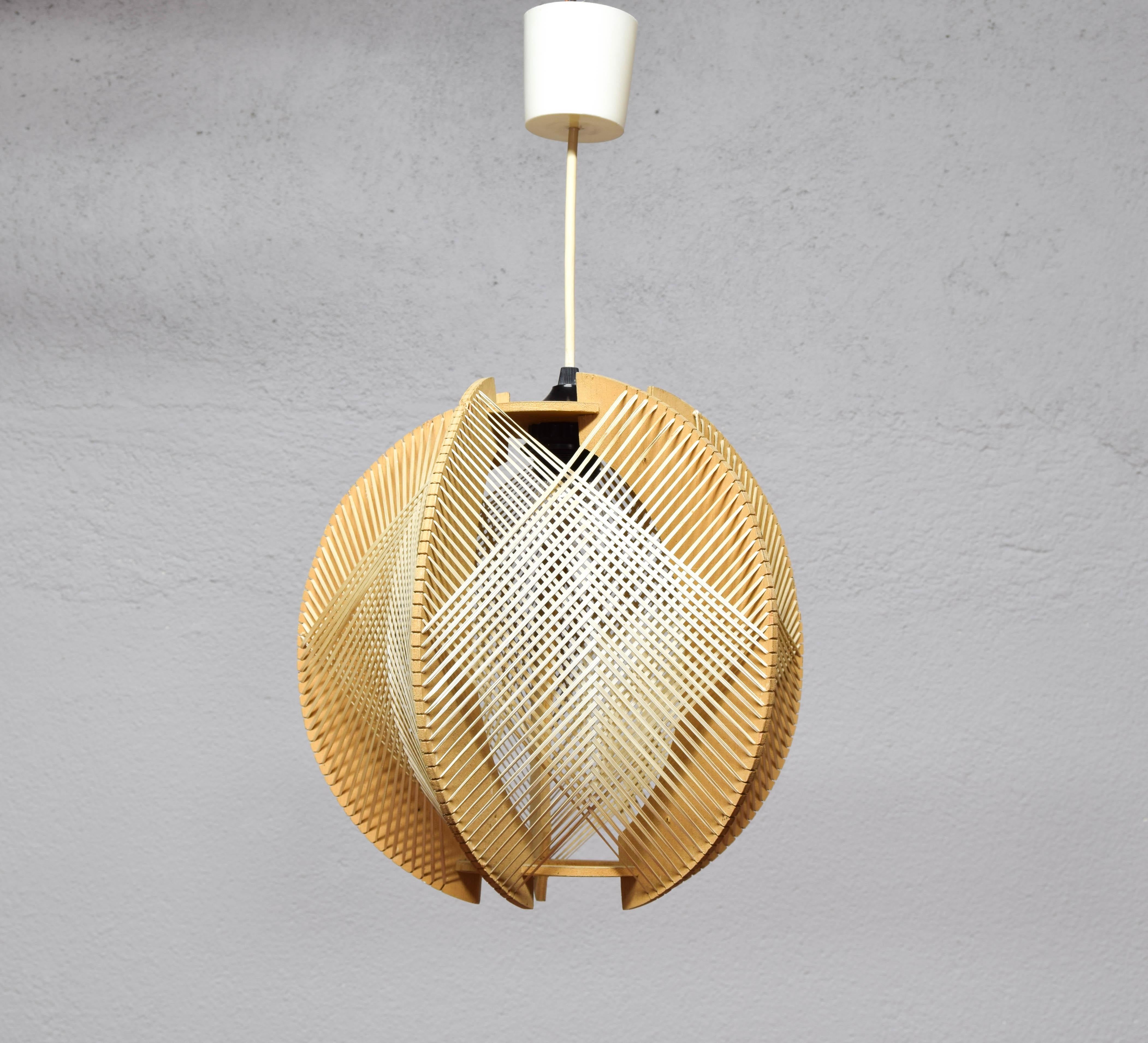 Raffia and wood Scandinavian style ceiling lamps. 

Formed by sheets of wood that are arranged in a circular shape and linked by a multitude of raffia threads that achieve a set that combines geometric and natural drawings in equal parts.
When