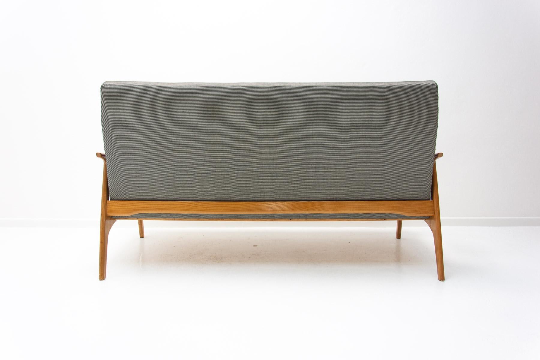 Midcentury Scandinavian Style Sofa by Krásná Jizba, 1960s For Sale 6