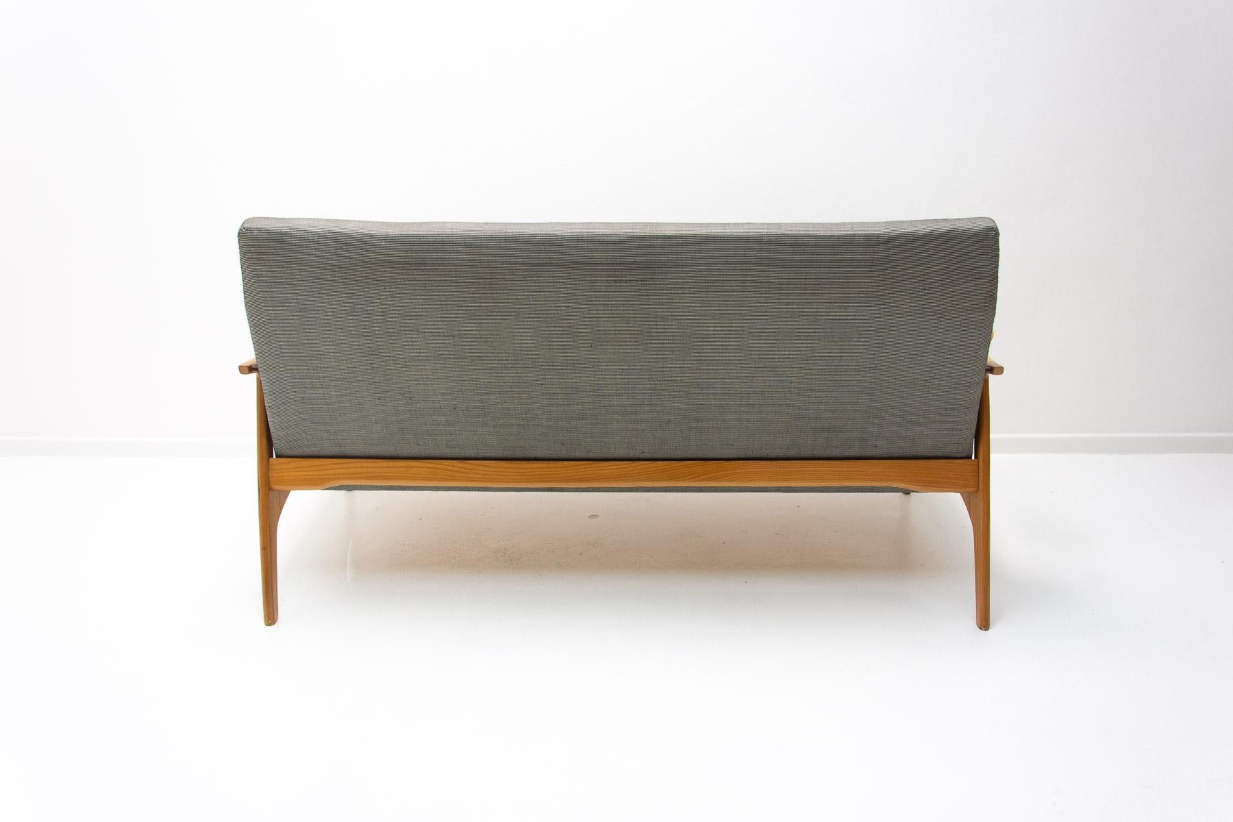 Midcentury Scandinavian Style Sofa by Krásná Jizba, 1960s For Sale 7