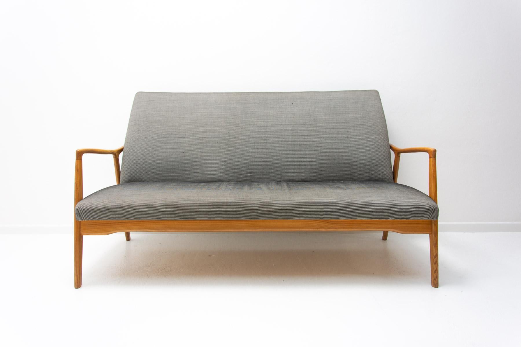 Midcentury Scandinavian Style Sofa by Krásná Jizba, 1960s For Sale 8