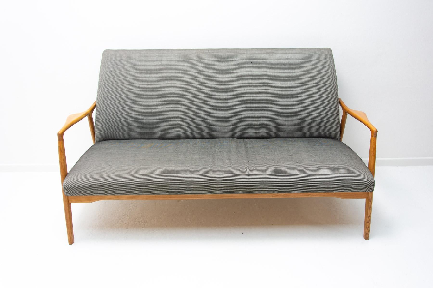Midcentury Scandinavian Style Sofa by Krásná Jizba, 1960s For Sale 9
