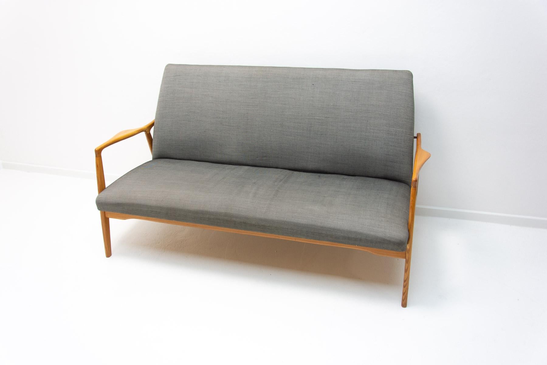 Midcentury Scandinavian Style Sofa by Krásná Jizba, 1960s For Sale 10