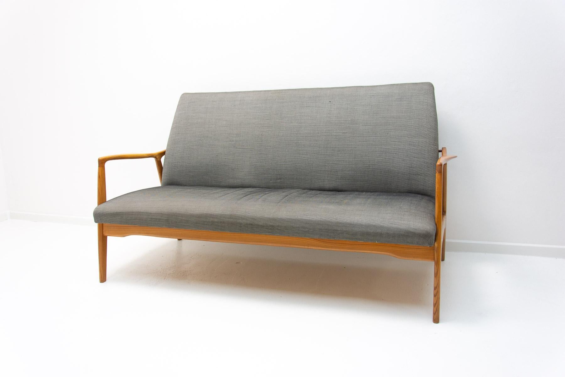 Midcentury Scandinavian Style Sofa by Krásná Jizba, 1960s For Sale 11