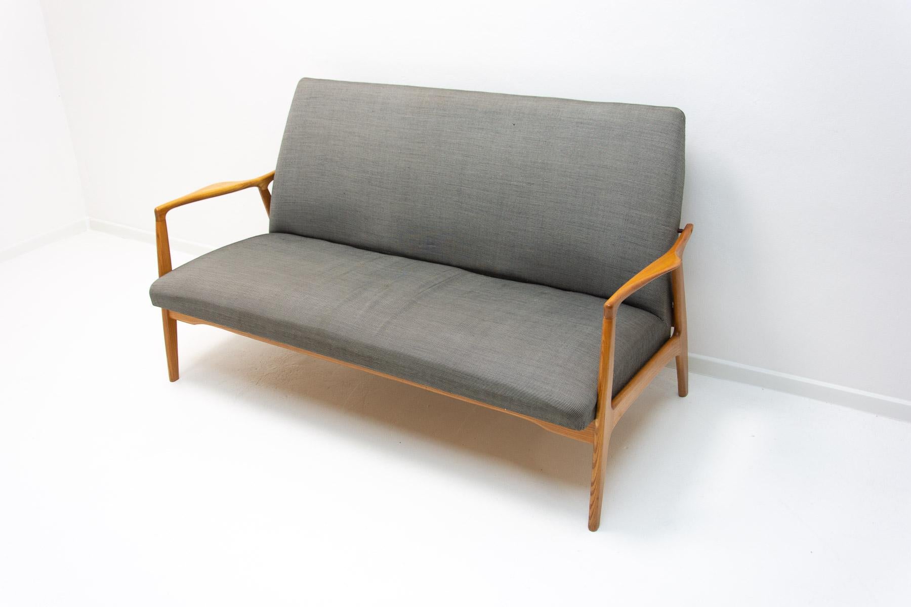 Midcentury Scandinavian Style Sofa by Krásná Jizba, 1960s For Sale 12