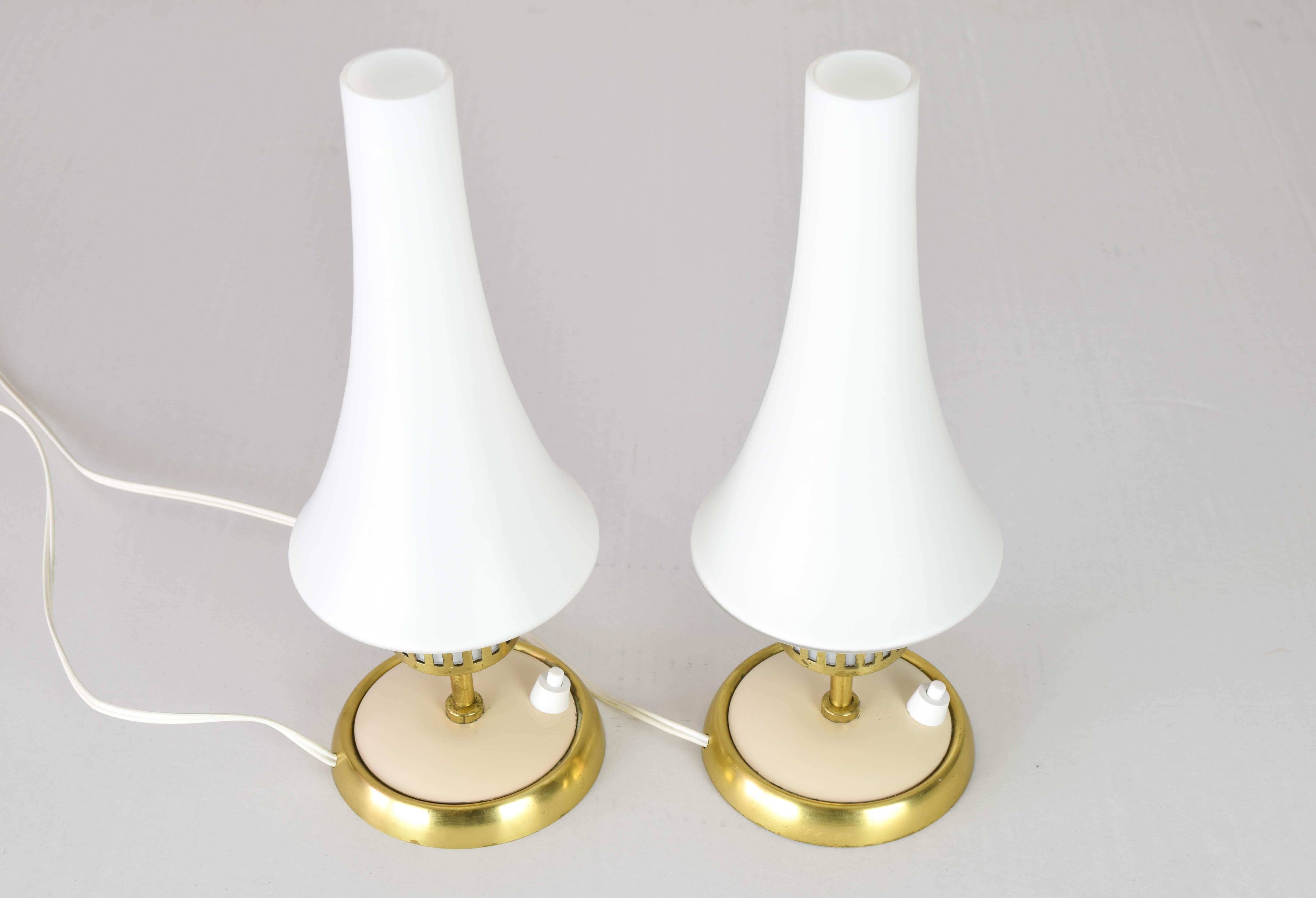 Beautiful pair of Swedish table lamps from the 1950s. Its body finished in brass and cream-colored lacquer holds a beautiful
matt finish opaline lampshade.
Similar in style to Kaiser's brass lamps, it has a characteristic finesse and elegance.
The