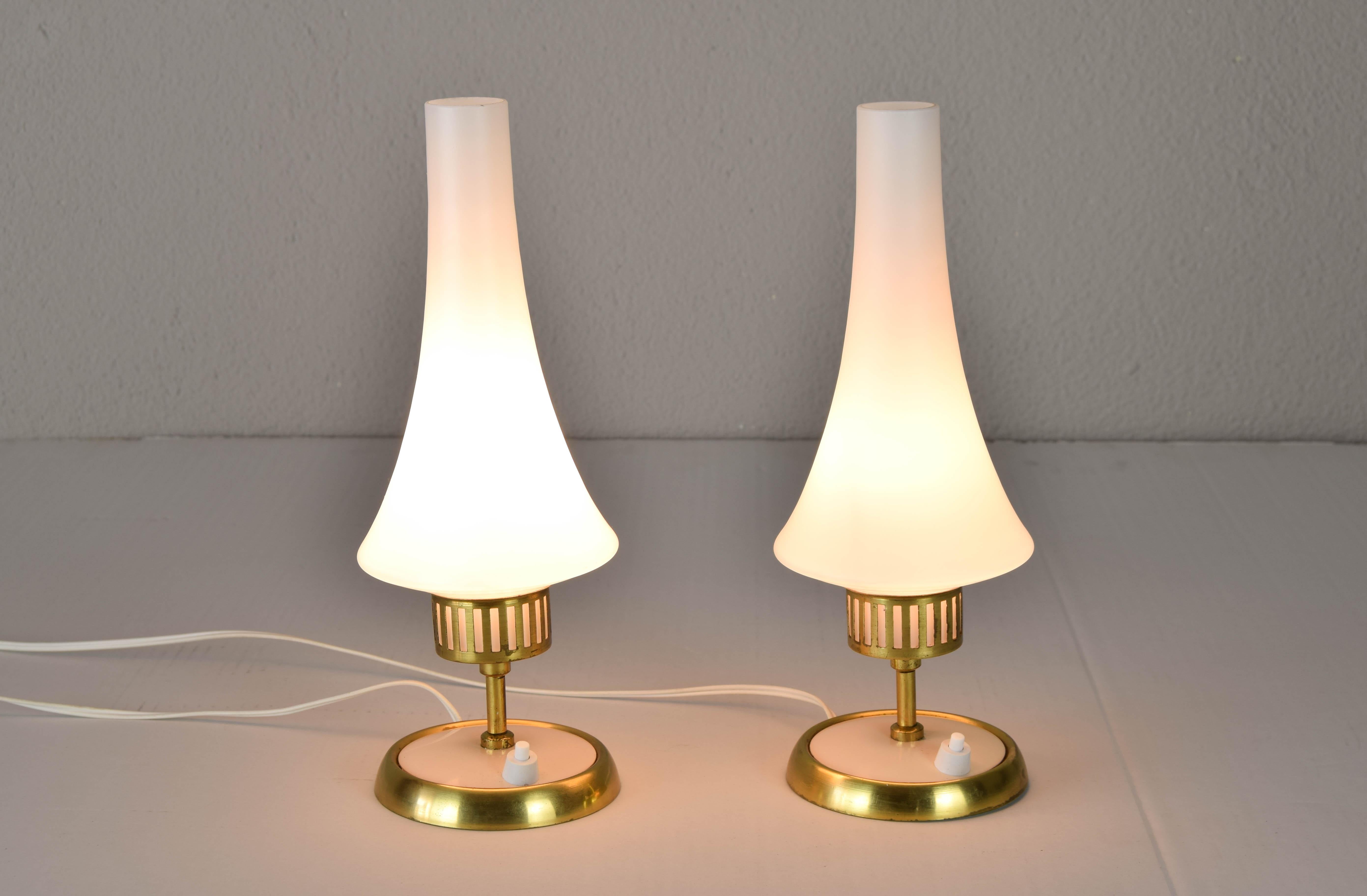 MidCentury Scandinavian Sweden Modern Brass and Opaline Table Lamps Kaiser Style In Good Condition For Sale In Escalona, Toledo