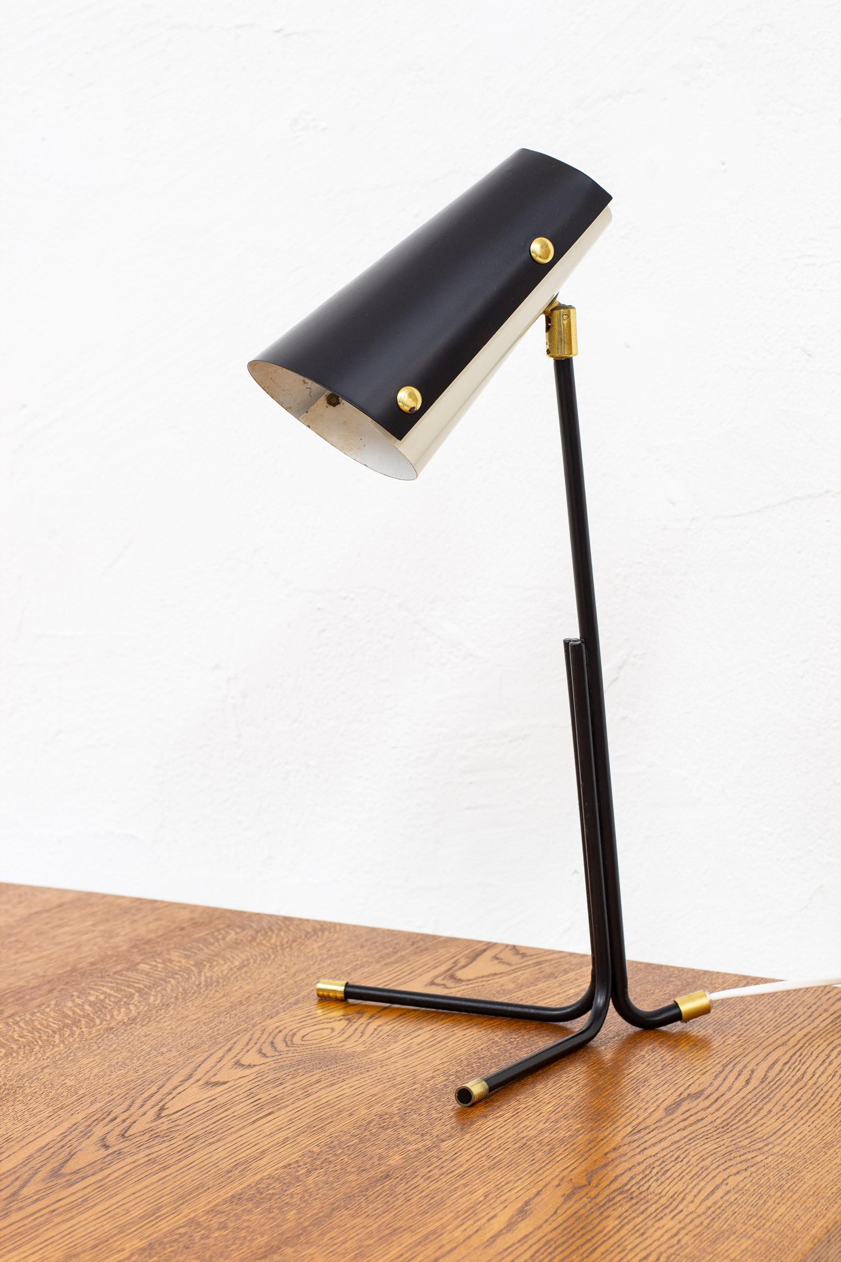 Table lamp model 8521 produced in Sweden by Boréns. Made during the 1950s. black and white lacquered metal with brass details. Taking strong influences from Mid century Italian lighting, Boréns was a lighting company based in Borås that truly stand