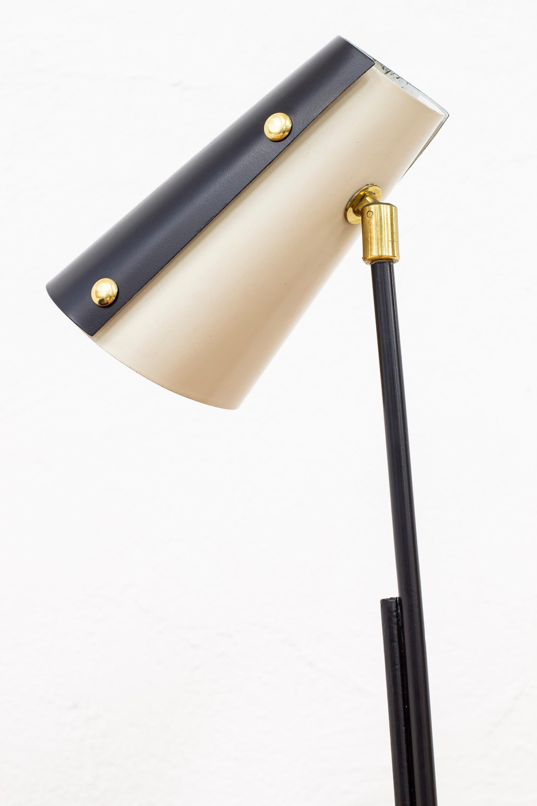 Midcentury Scandinavian Table Lamp in Black and Brass by Boréns, Sweden, 1950s In Good Condition In Hägersten, SE