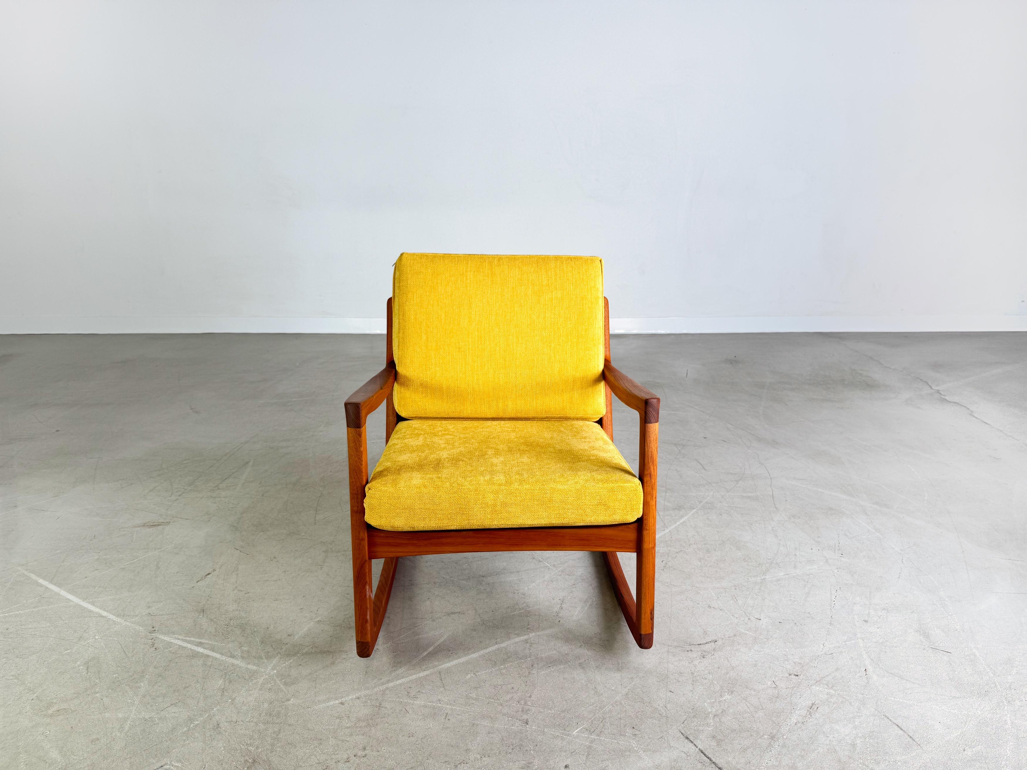 Wir bieten einen wunderschönen Teakholz Schaukelstuhl von France & Son aus den 1960er Jahren zum Verkauf an. Der Stuhl besticht durch seine minimalistische Formgebung, wurde professionell aufgearbeitet und erhielt einen neuen, maßgeschneiderten