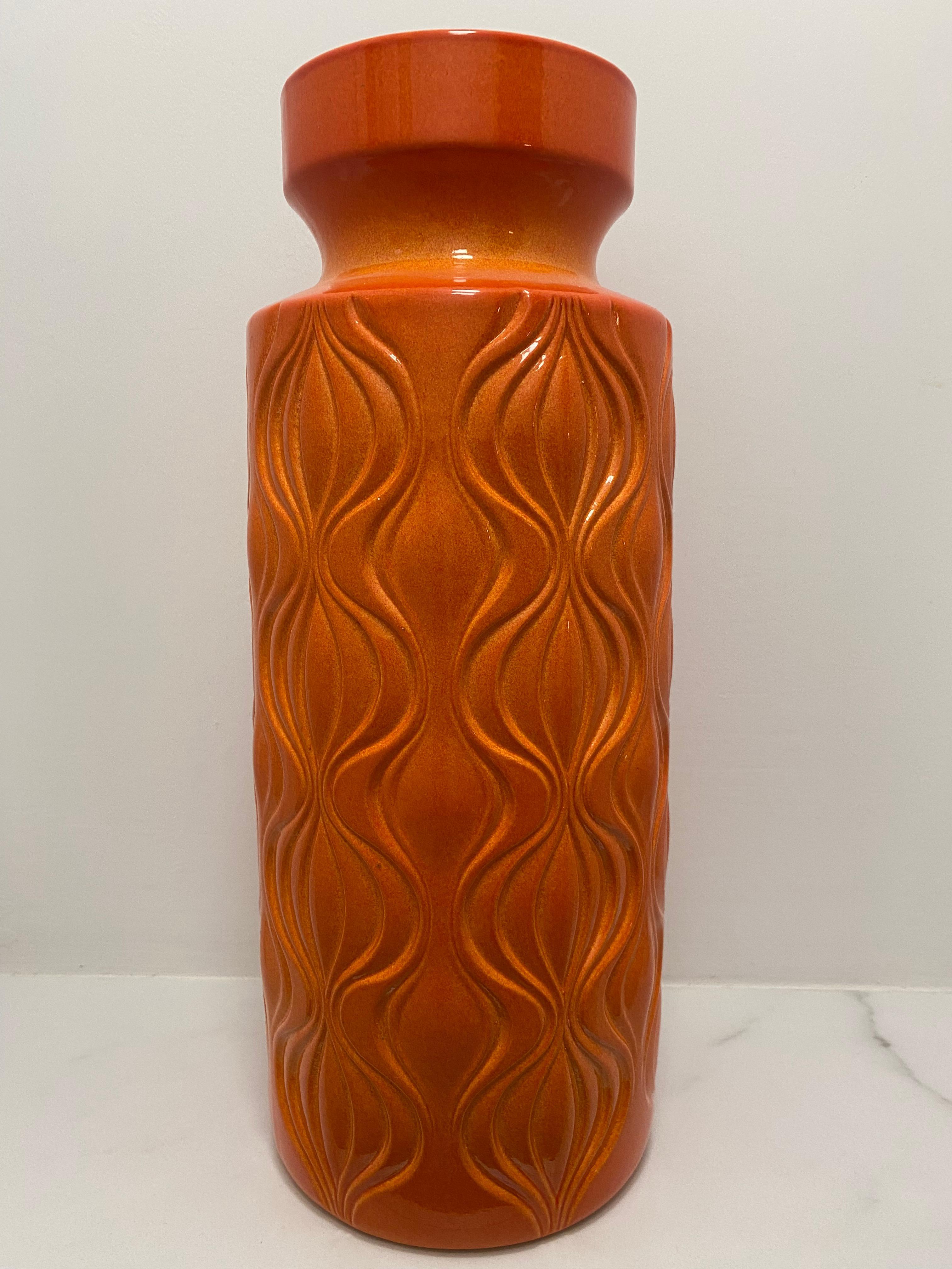 Ce grand vase a été fabriqué vers 1965 par la maison de poterie ouest-allemande Scheurich Keramik. Le grand vase présente le célèbre motif en relief en forme d'oignon 