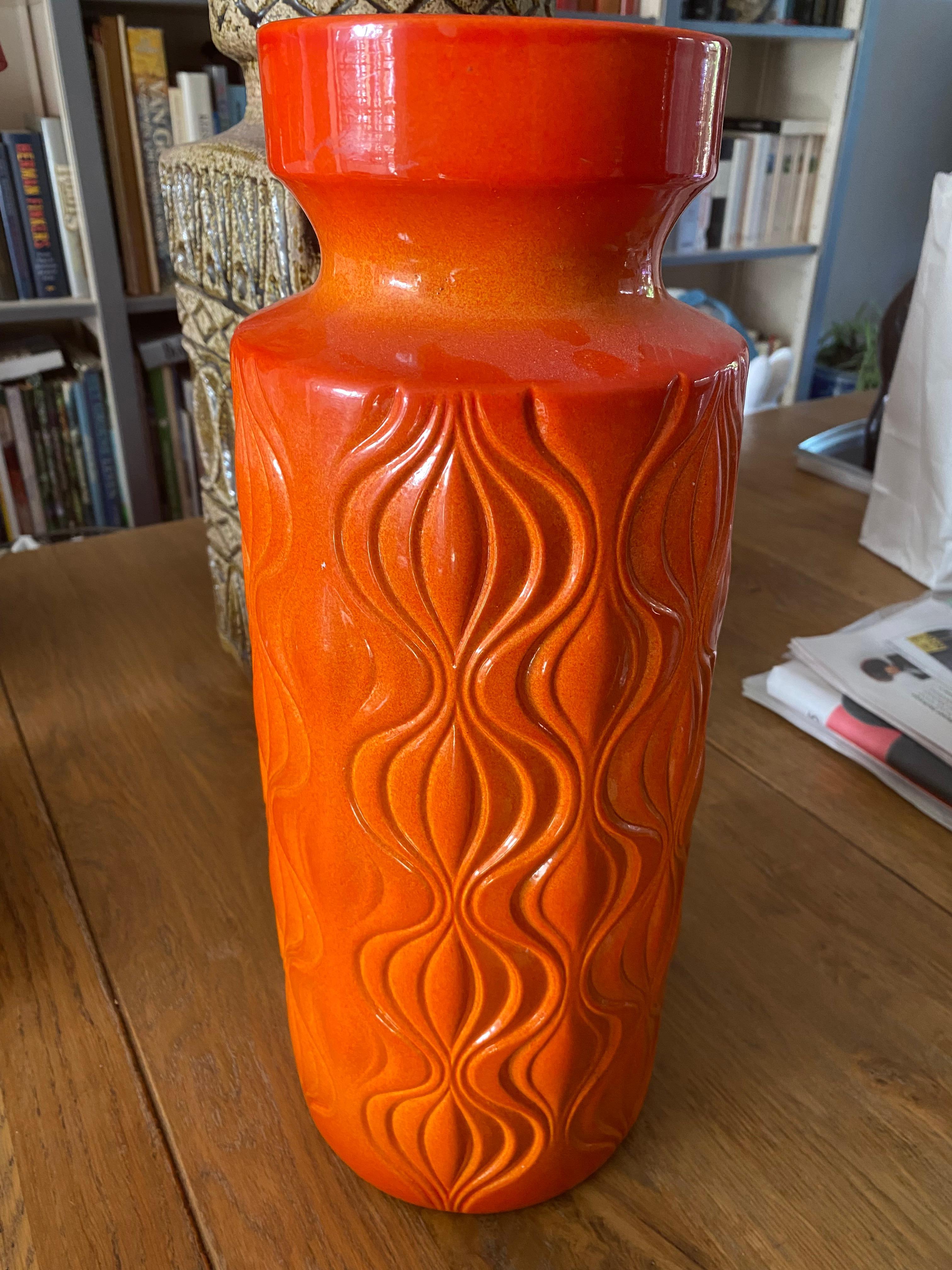 Céramique Grand vase moderne du milieu du siècle orange vif de Scheurich Keramik en vente