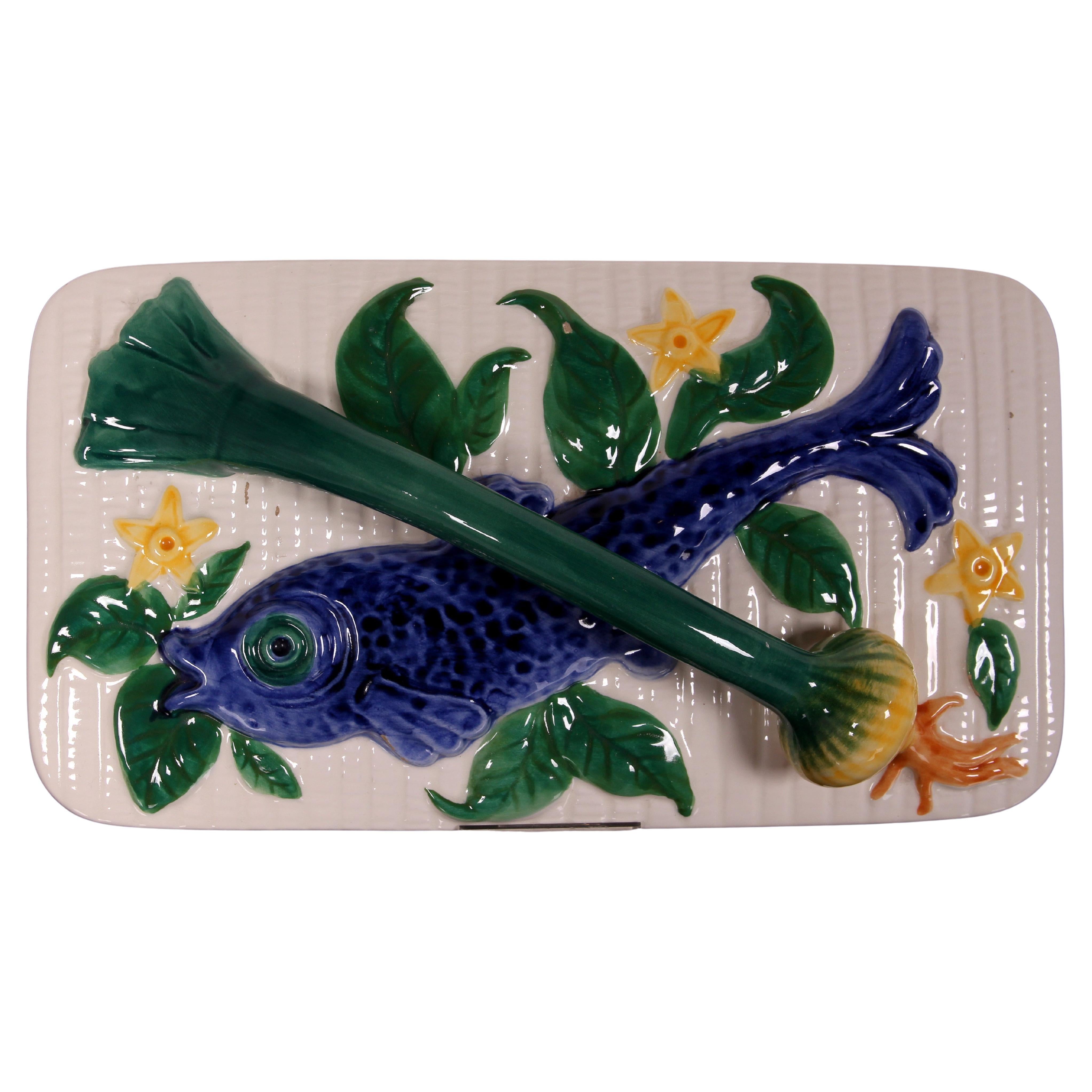 metà secolo 
MAIOLICA SCHRAMBERG  
Barbotina 
TERRINA DI PESCE 
dipinto a mano 

Periodo di progettazione 	Dal 1955 al 1965
Periodo di produzione 	intorno al 1960 
Paese di fabbricazione Germania 
 H / altezza: 11cm  entrambi ~  Gew. / Peso: