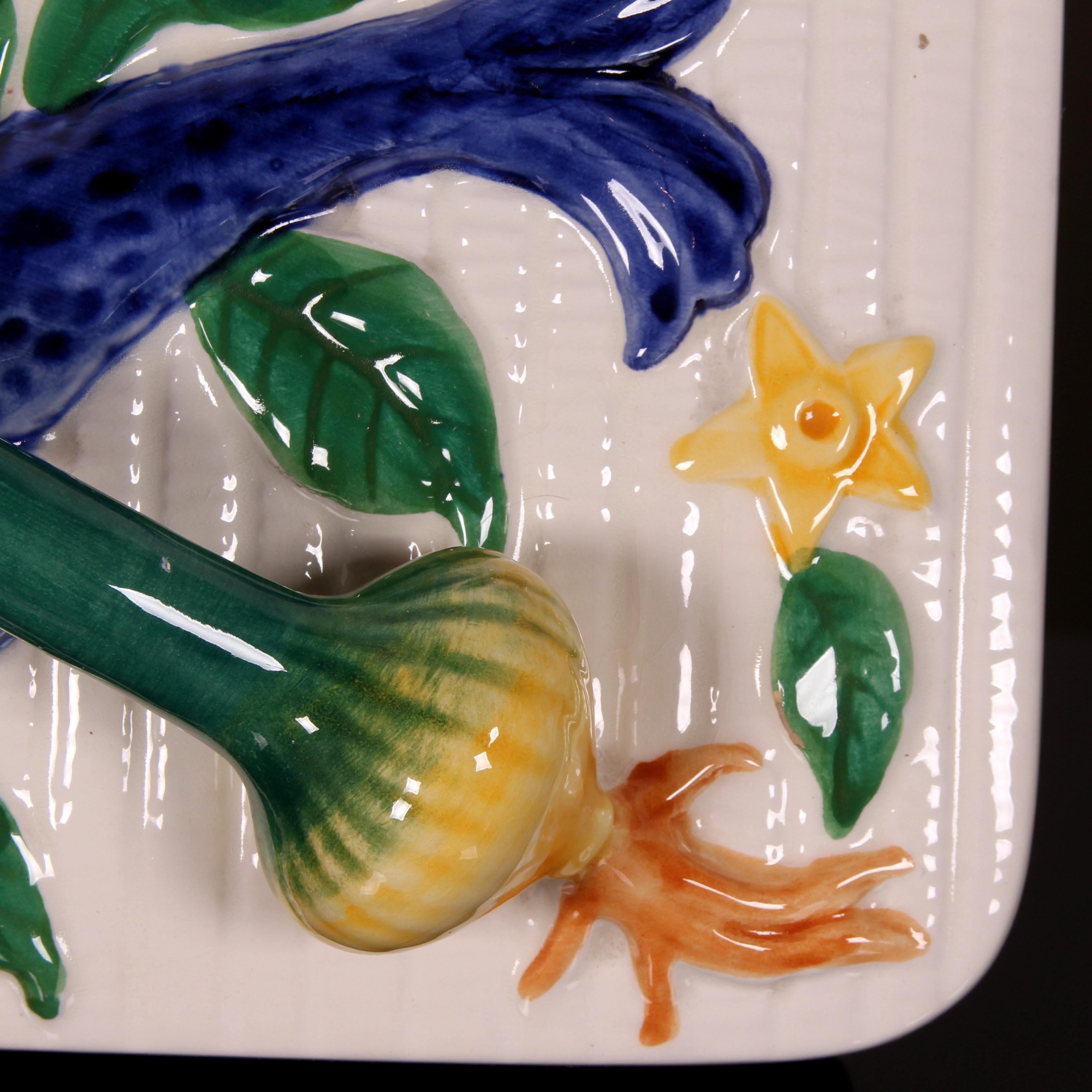 XX secolo SCHRAMBERG MAIOLICA di metà secolo  scatola Barbotine FISH TUREEN TERRINE dipinta a mano in vendita