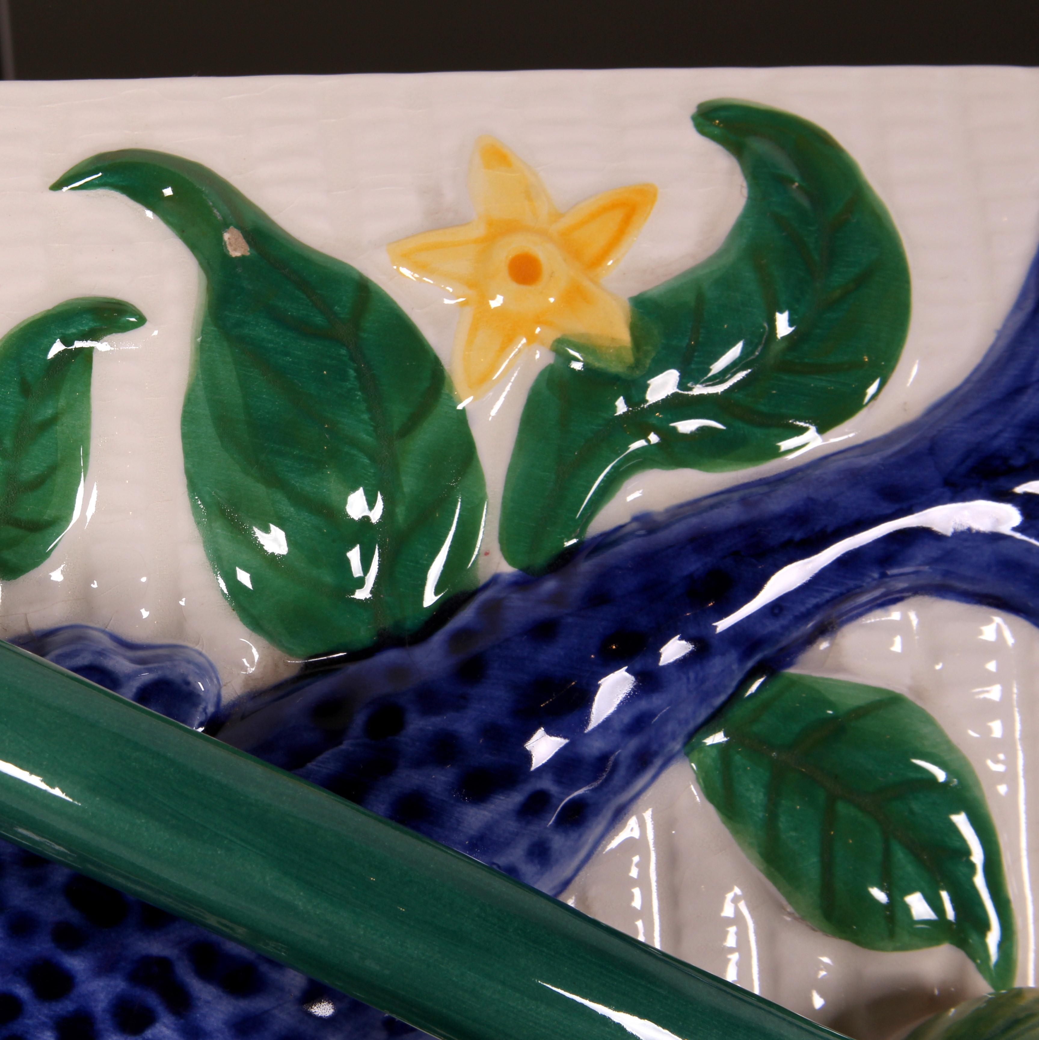 Maiolica SCHRAMBERG MAIOLICA di metà secolo  scatola Barbotine FISH TUREEN TERRINE dipinta a mano in vendita