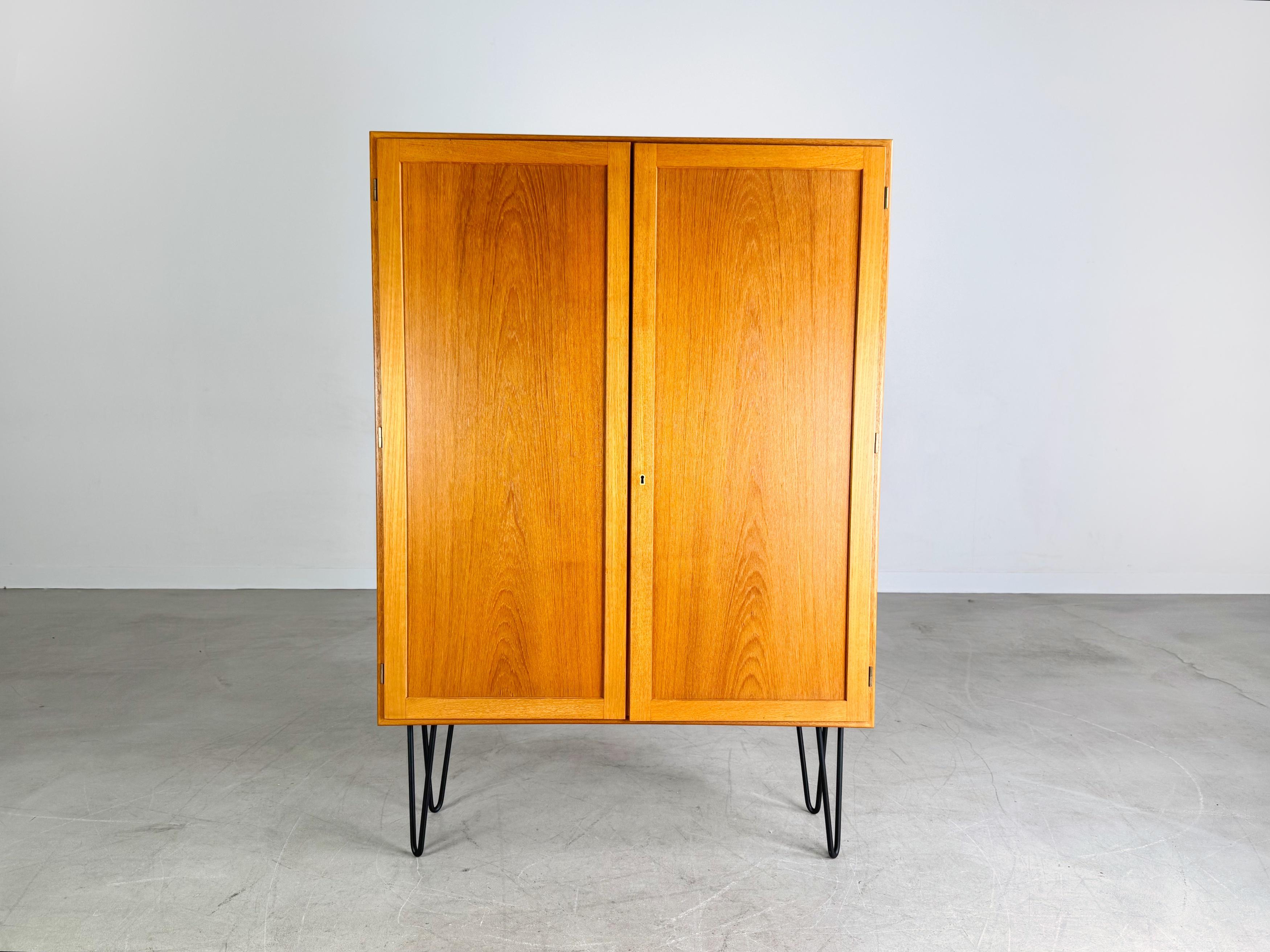 Wir bieten einen wunderschönen Teak Schrank von Søborg Møbelfabrik aus den 1960er Jahren zum Verkauf an. L'ensemble, qui comprend au total cinq pièces d'habitation et deux chambres, a été conçu par Børge Mogensen et se compose de lignes claires