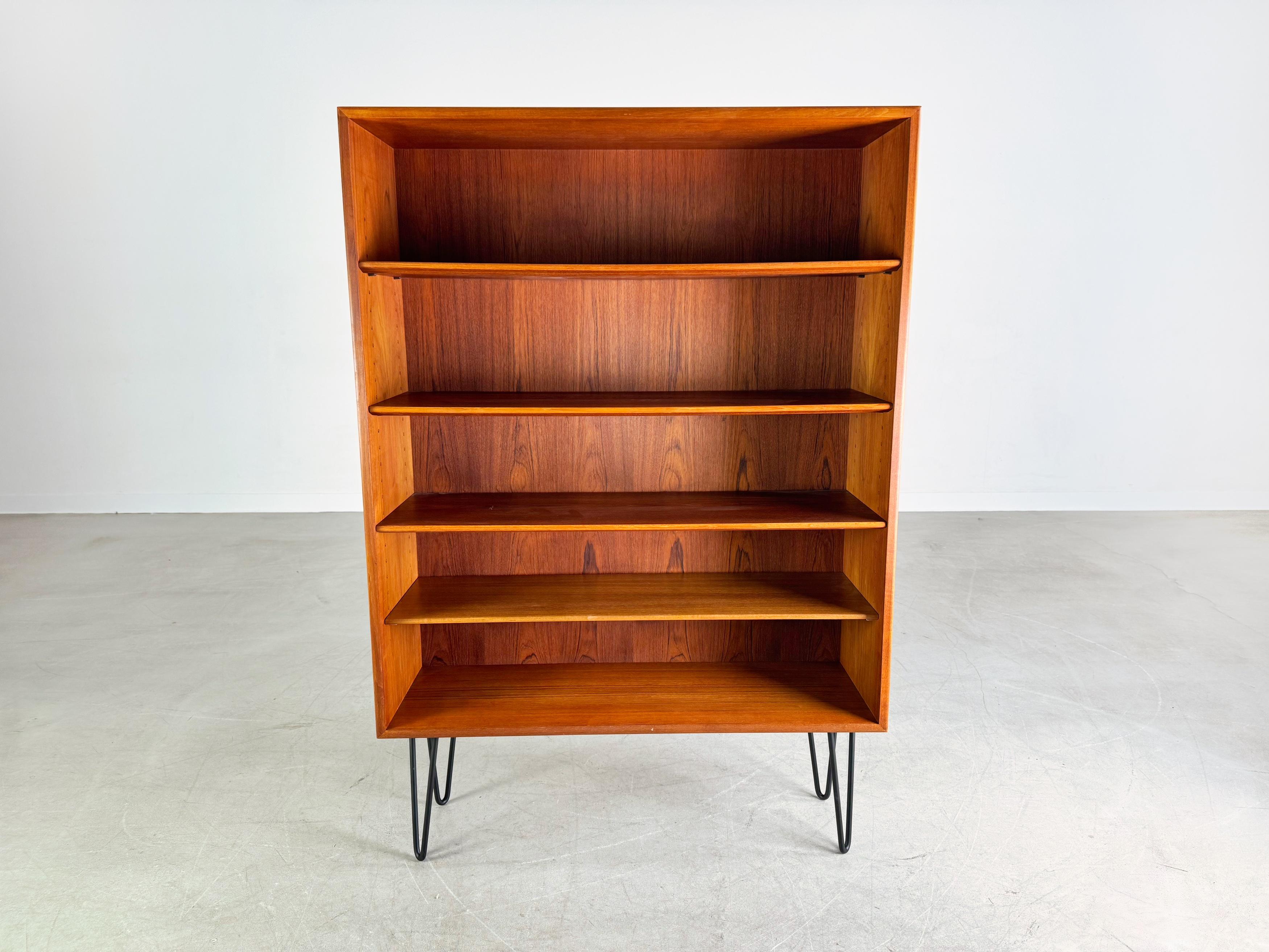 Wir bieten ein wunderschönes Teak Regal von Søborg Møbelfabrik aus den 1960er Jahren zum Verkauf an. Le bâtiment, qui compte au total cinq étages, a été conçu par Børge Mogensen et comporte des lignes claires d'une grande élégance fonctionnelle.