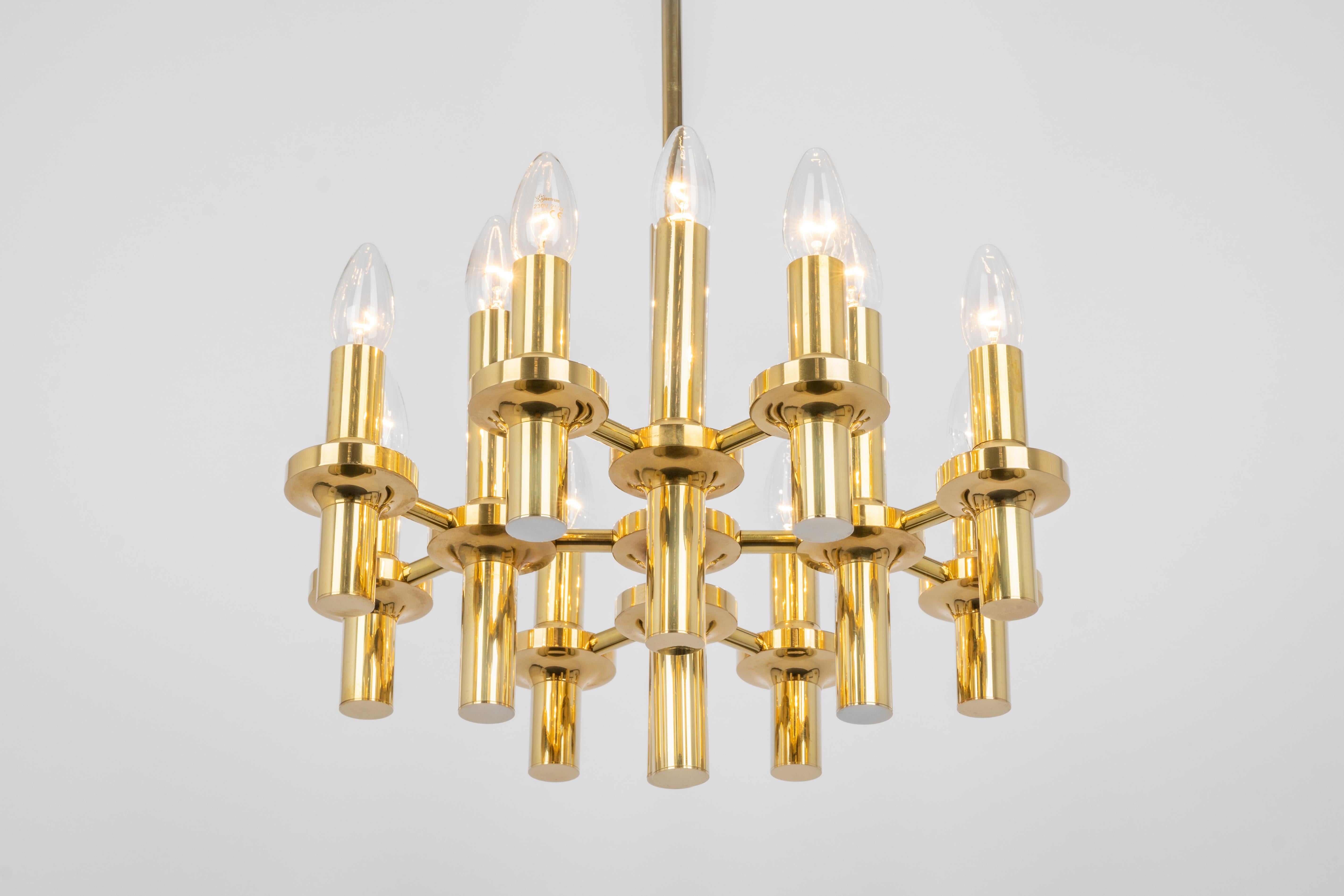 Wonderful midcentury brass chandelier in the manner of sciolari made by Staff Leuchten, manufactured in Germany, circa 1970s.

Sockets: 12 x E14 small bulbs./ max. 40 watt each-
Good condition.
Light bulbs are not included. It is possible to