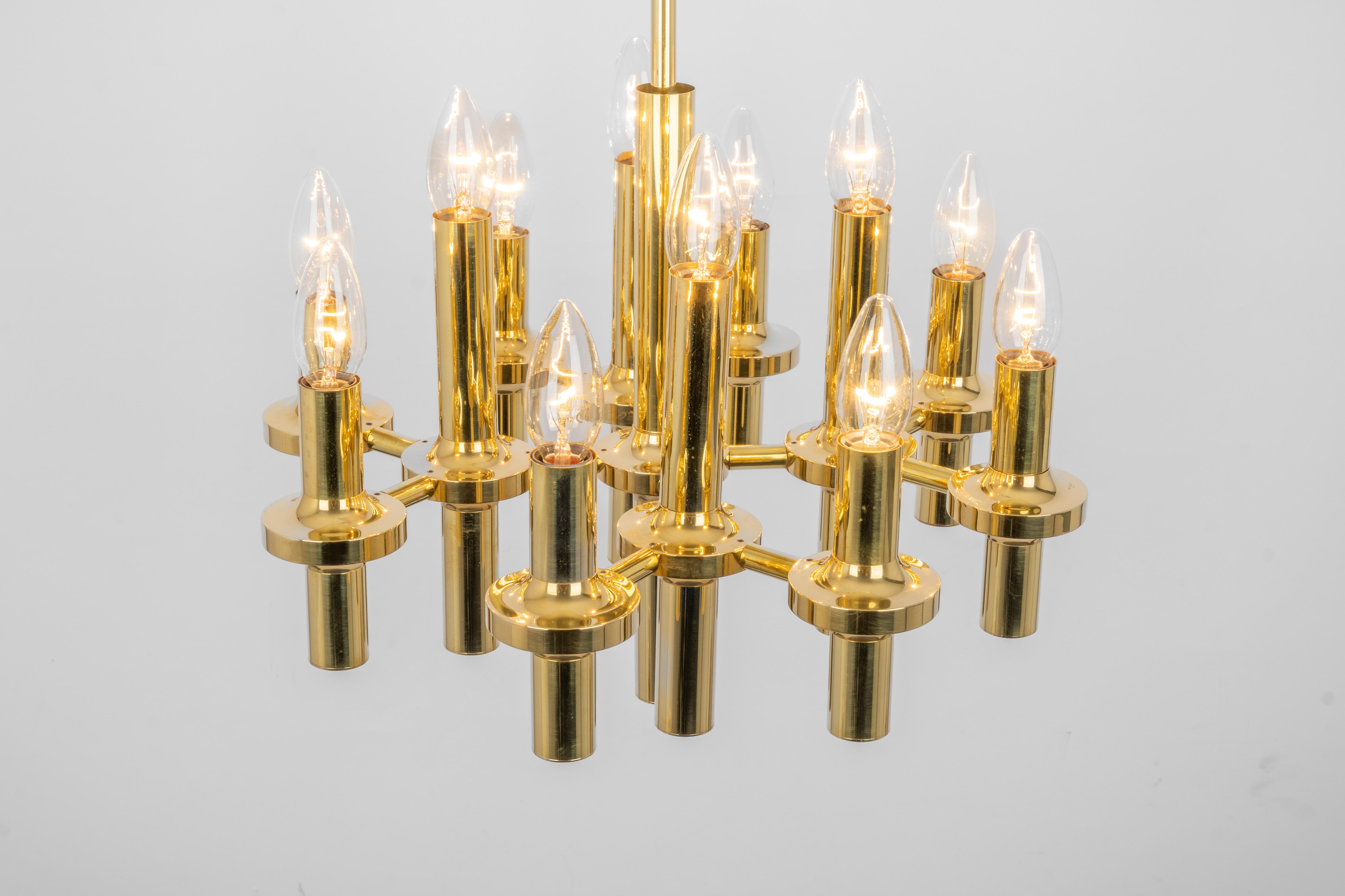 Mid-Century moderno Lampadario in ottone in stile Sciolari del Medioevo, anni '70 in vendita