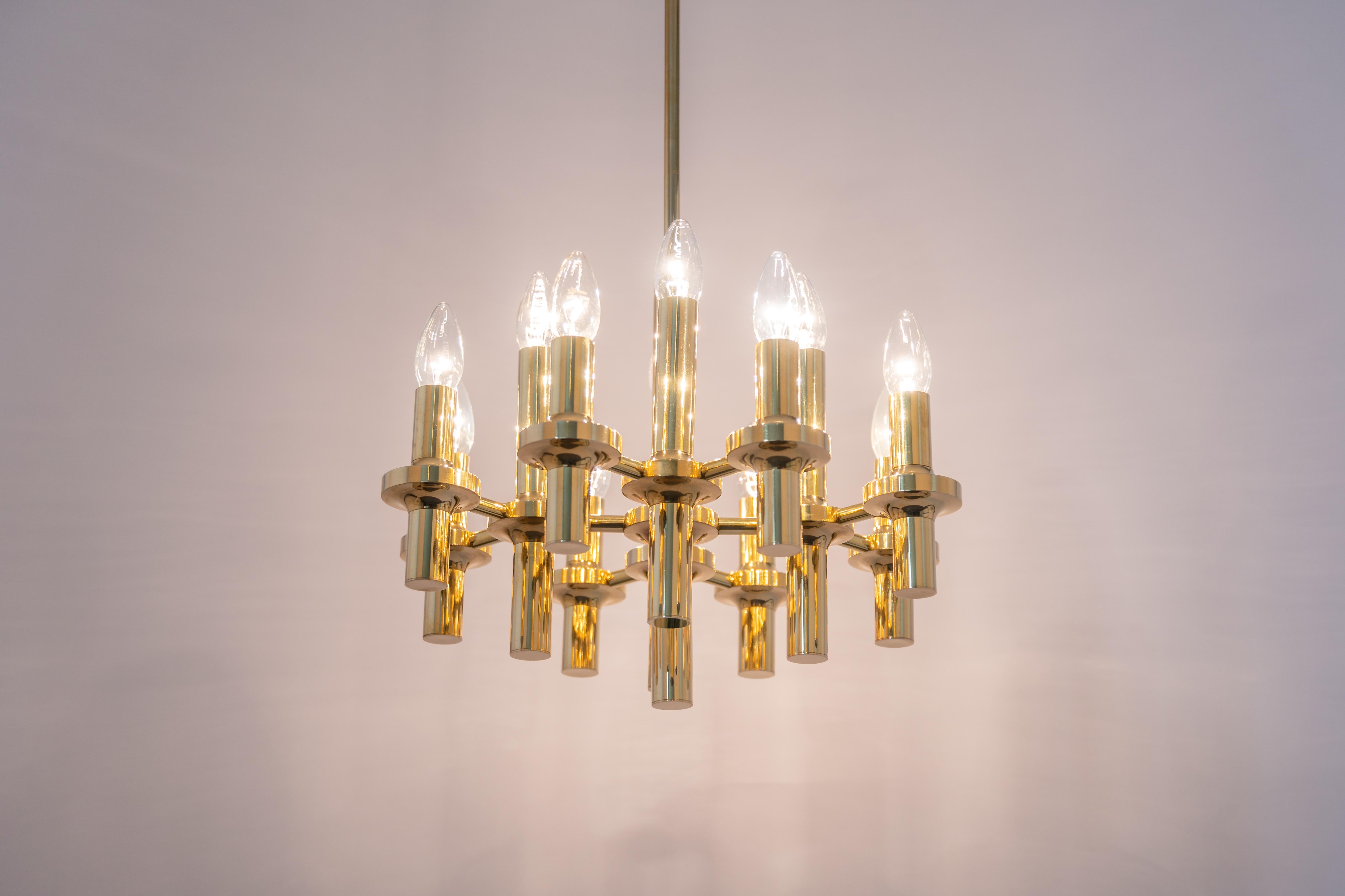 Tedesco Lampadario in ottone in stile Sciolari del Medioevo, anni '70 in vendita