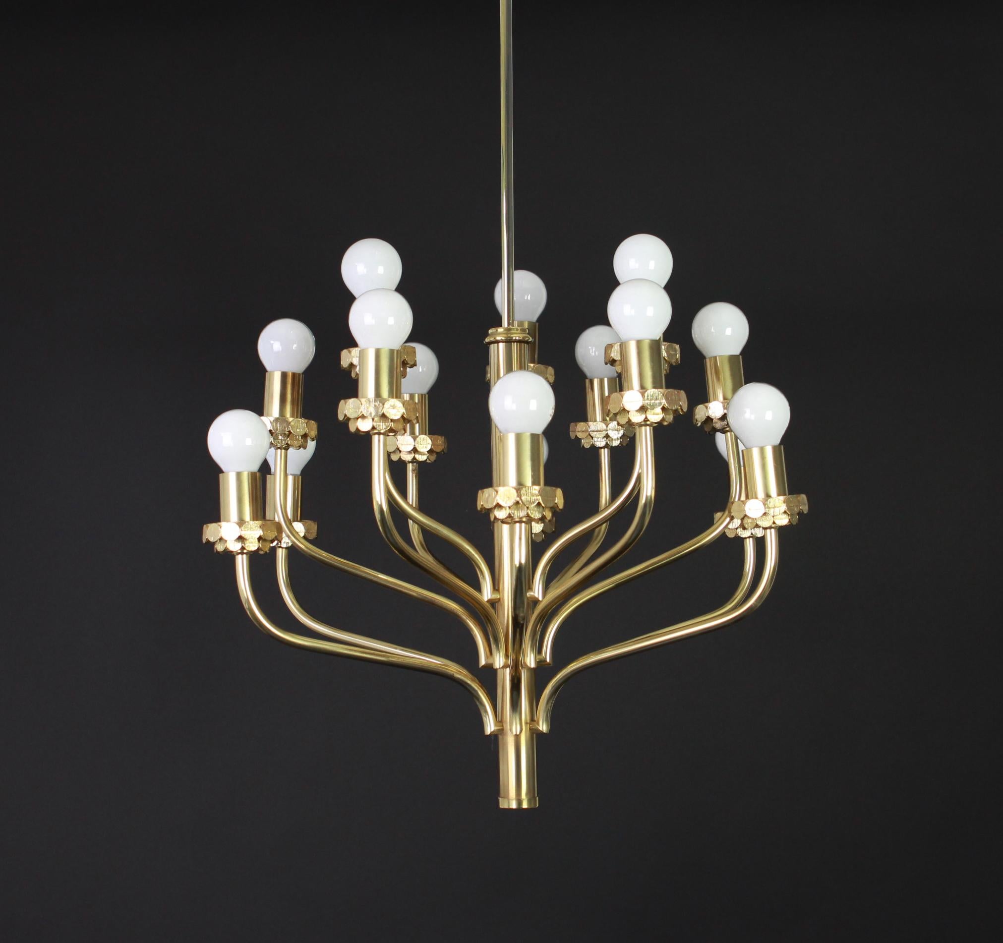 Late 20th Century Midcentury Sciolari Style Brass Chandelier, 1970s For Sale