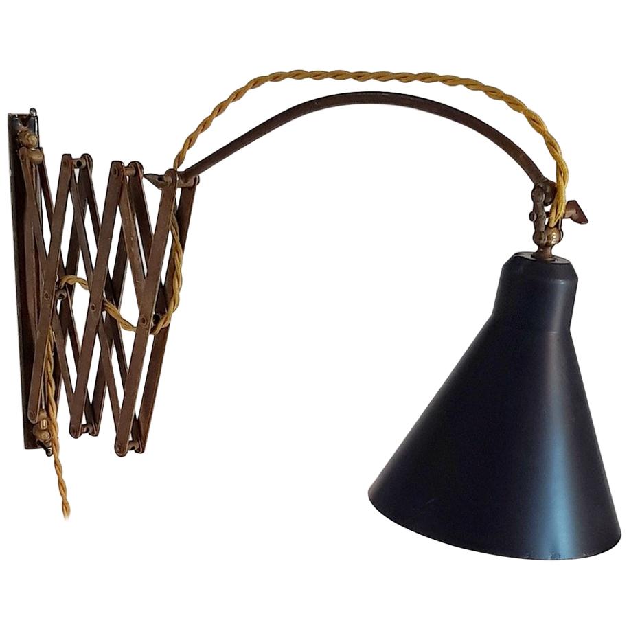 Extendable wall lamp in brass with a white lamp shade. Measures: Folded the lamp is 18 cm and extends to 110 cm maximum.
