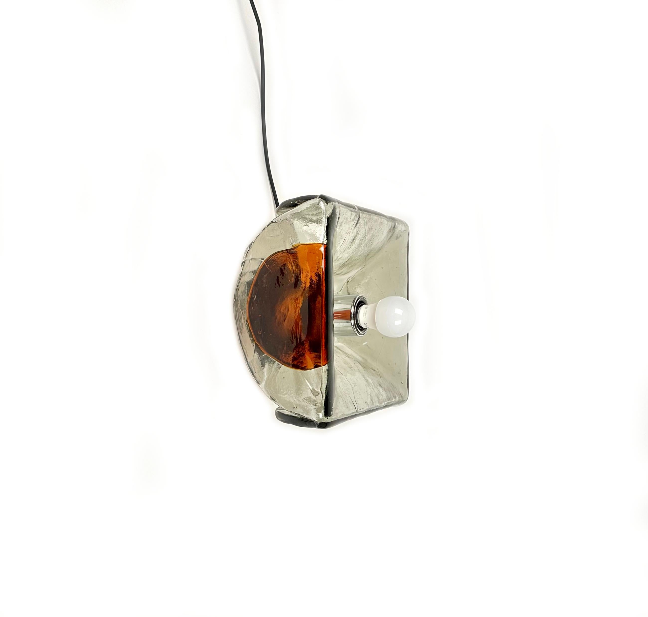 Lampada da parete o da soffitto quadrata del Medioevo in vetro di Murano e cromo di Carlo Nason per Mazzega Murano.

Realizzato in Italia negli anni '70.

Carlo Nason è un rinomato soffiatore e designer italiano con sede a Murano, considerato