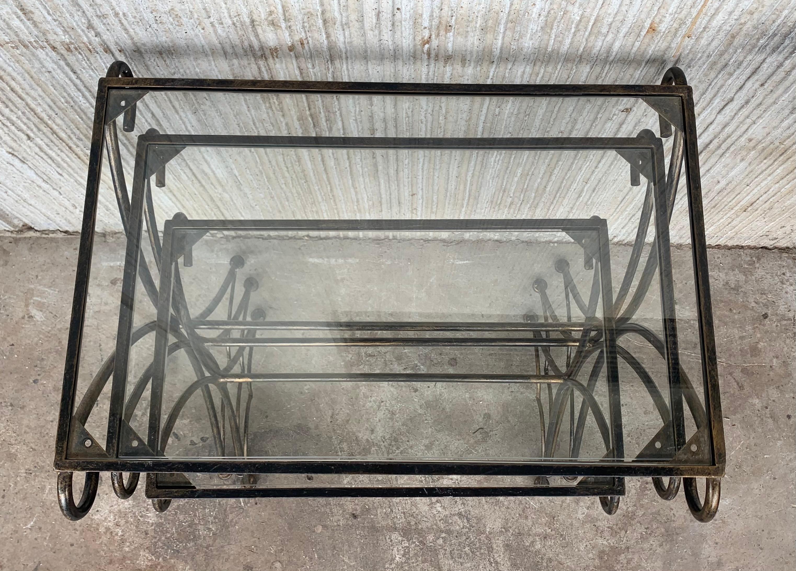 Set von 3 Beistelltischen aus geschwungenem Eisen mit Glasplatten, Mid-Century im Angebot 3