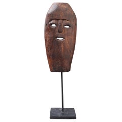 Masque traditionnel en bois sculpté du milieu du siècle provenant de l'île de Timor:: Indonésie