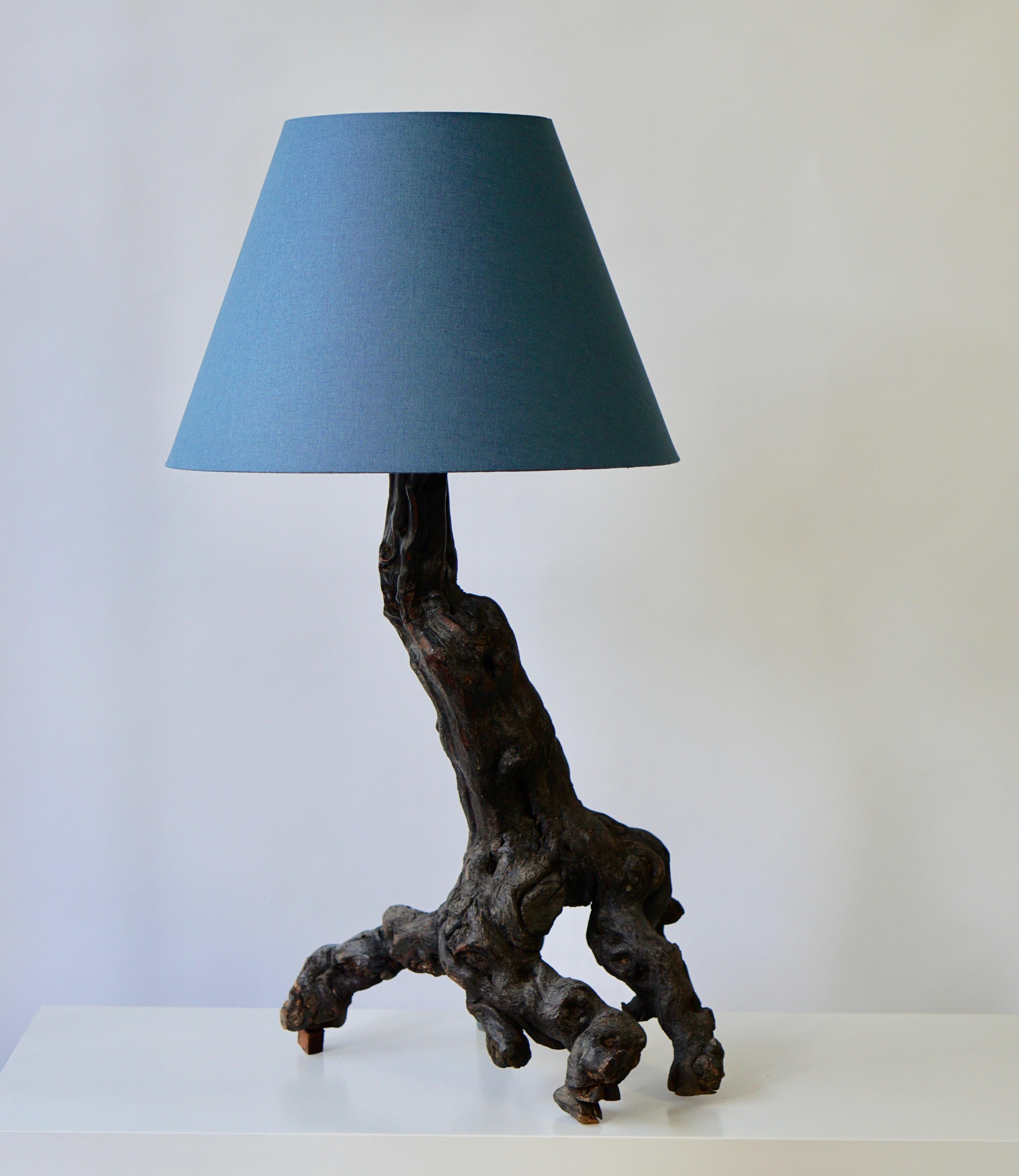 Lovely Mid-Century Modern sculptural burl wood table lamp.
Measures: Height with socket 64 cm.
Width 40 cm.
Depth 30 cm.
Lamp shades are not included in the price.