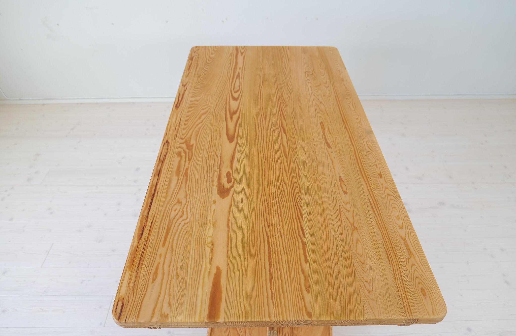 Midcentury Modern Sculptural Dining Table in Pine Göran Malmvall, Sweden For Sale 6