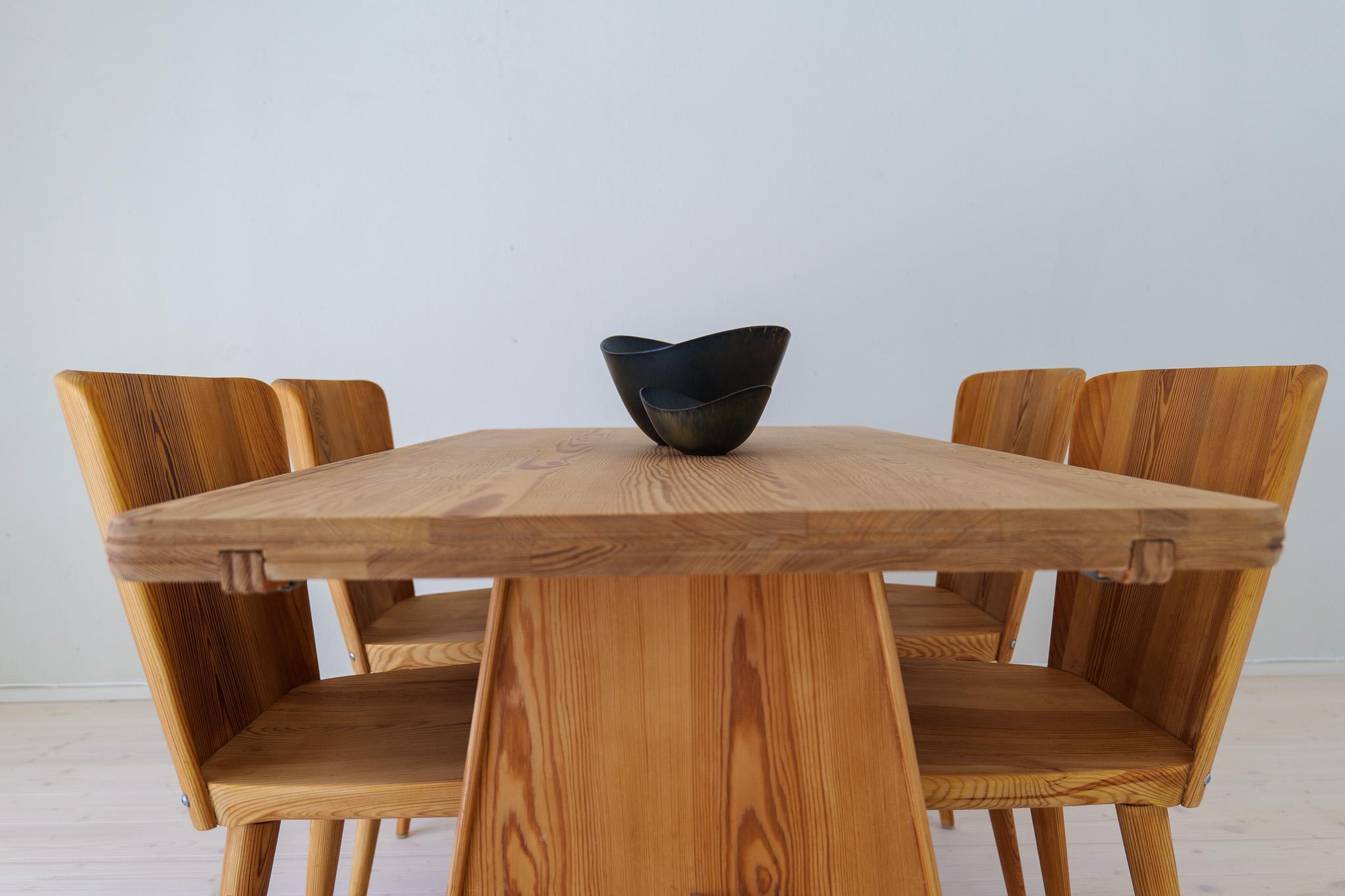 Midcentury Modern Sculptural Dining Table in Pine Göran Malmvall, Sweden For Sale 11