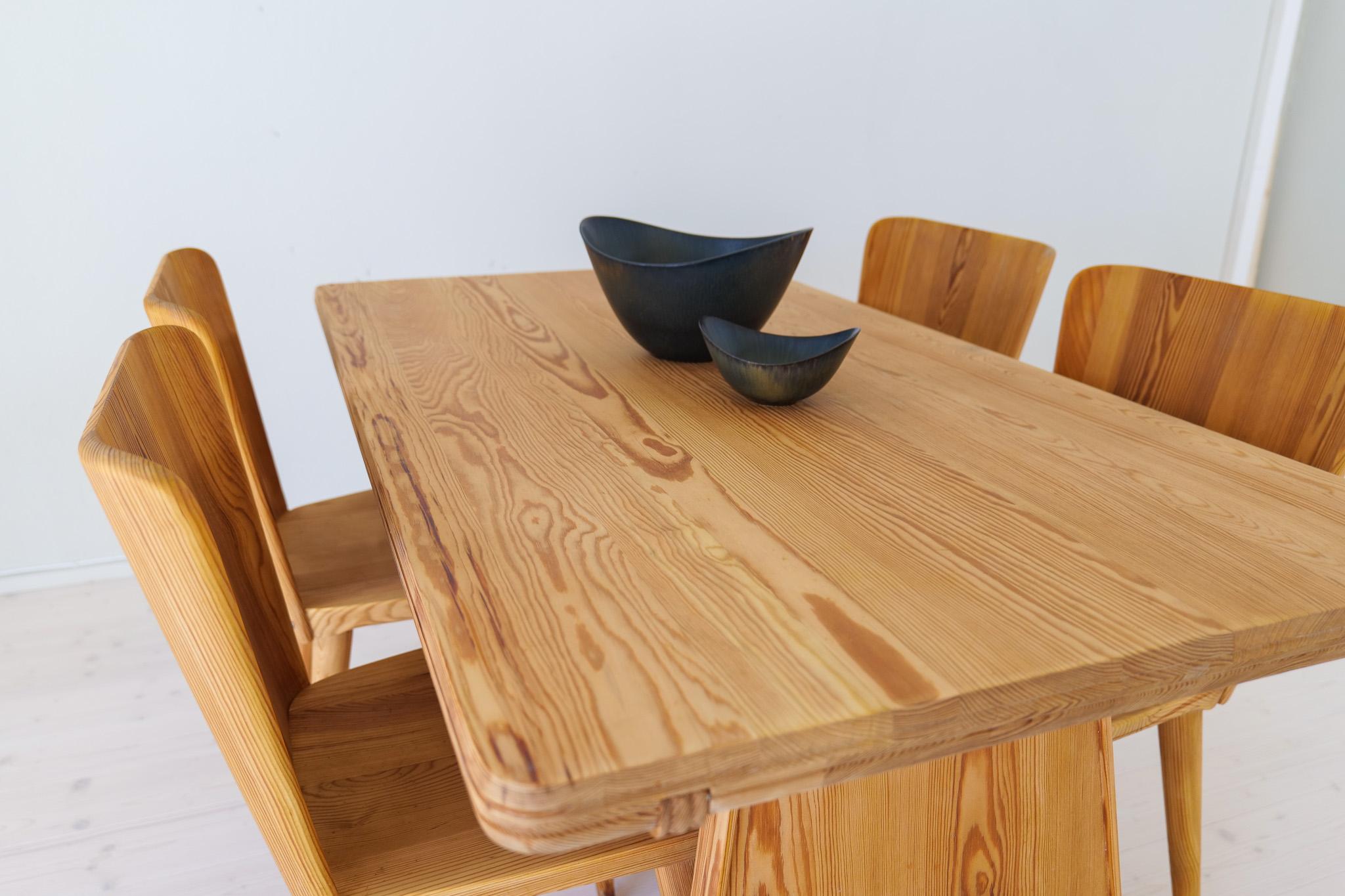 Midcentury Modern Sculptural Dining Table in Pine Göran Malmvall, Sweden For Sale 12