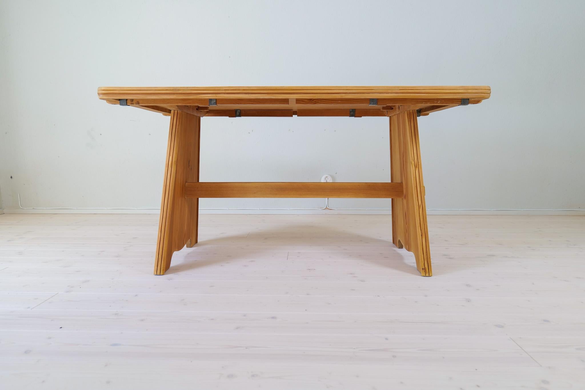 Wonderful dining table in solid pine produced in Sweden by Svensk Fur and designed by Göran Malmvall. This table is a splendid example of Swedish functional simplicity with highly skilled craftsmanship.
Good vintage condition, the table has been