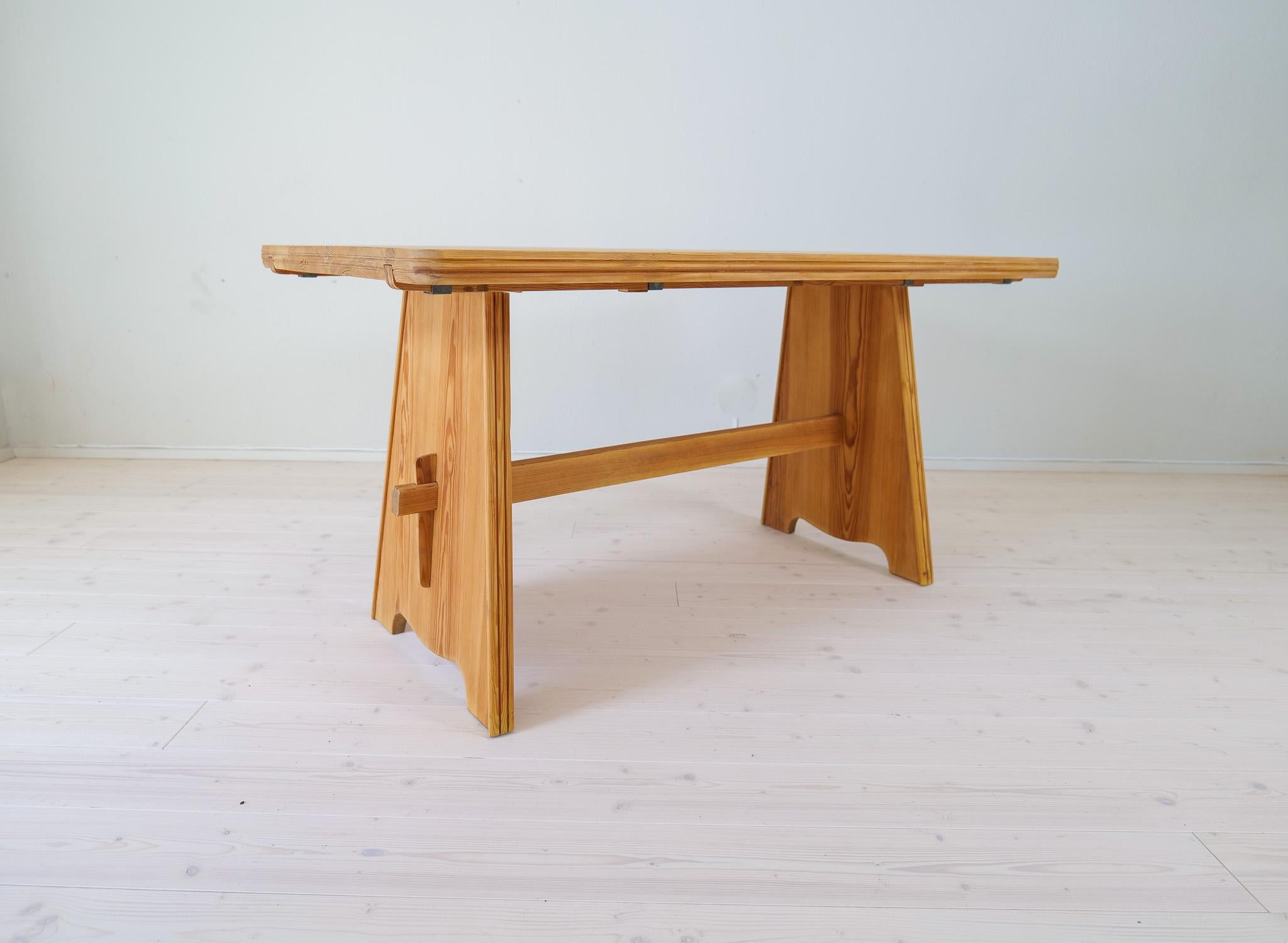 Swedish Midcentury Modern Sculptural Dining Table in Pine Göran Malmvall, Sweden For Sale