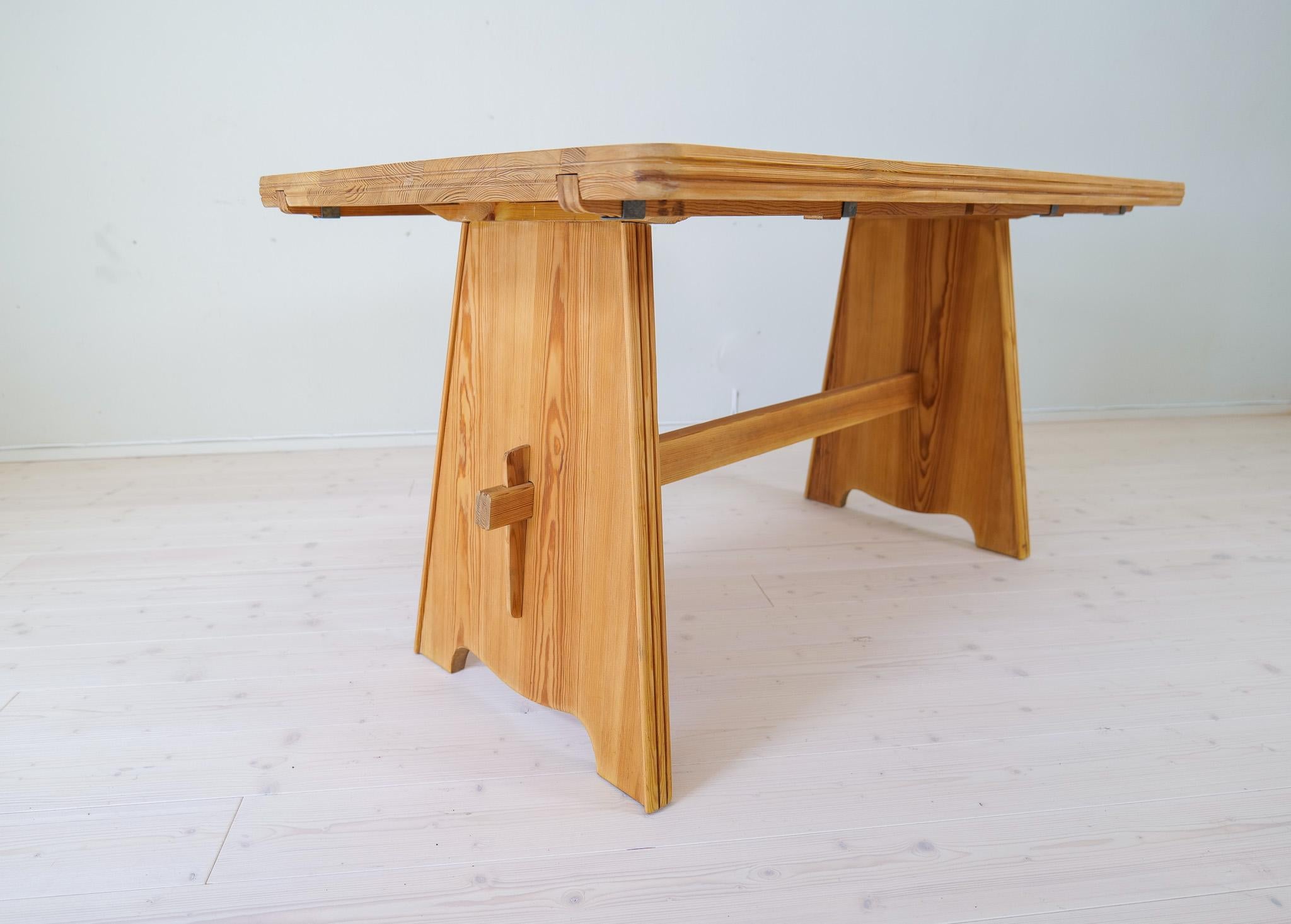 Midcentury Modern Sculptural Dining Table in Pine Göran Malmvall, Sweden In Good Condition For Sale In Hillringsberg, SE