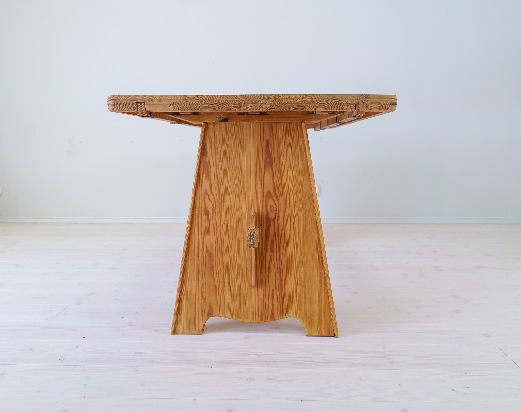Mid-20th Century Midcentury Modern Sculptural Dining Table in Pine Göran Malmvall, Sweden For Sale