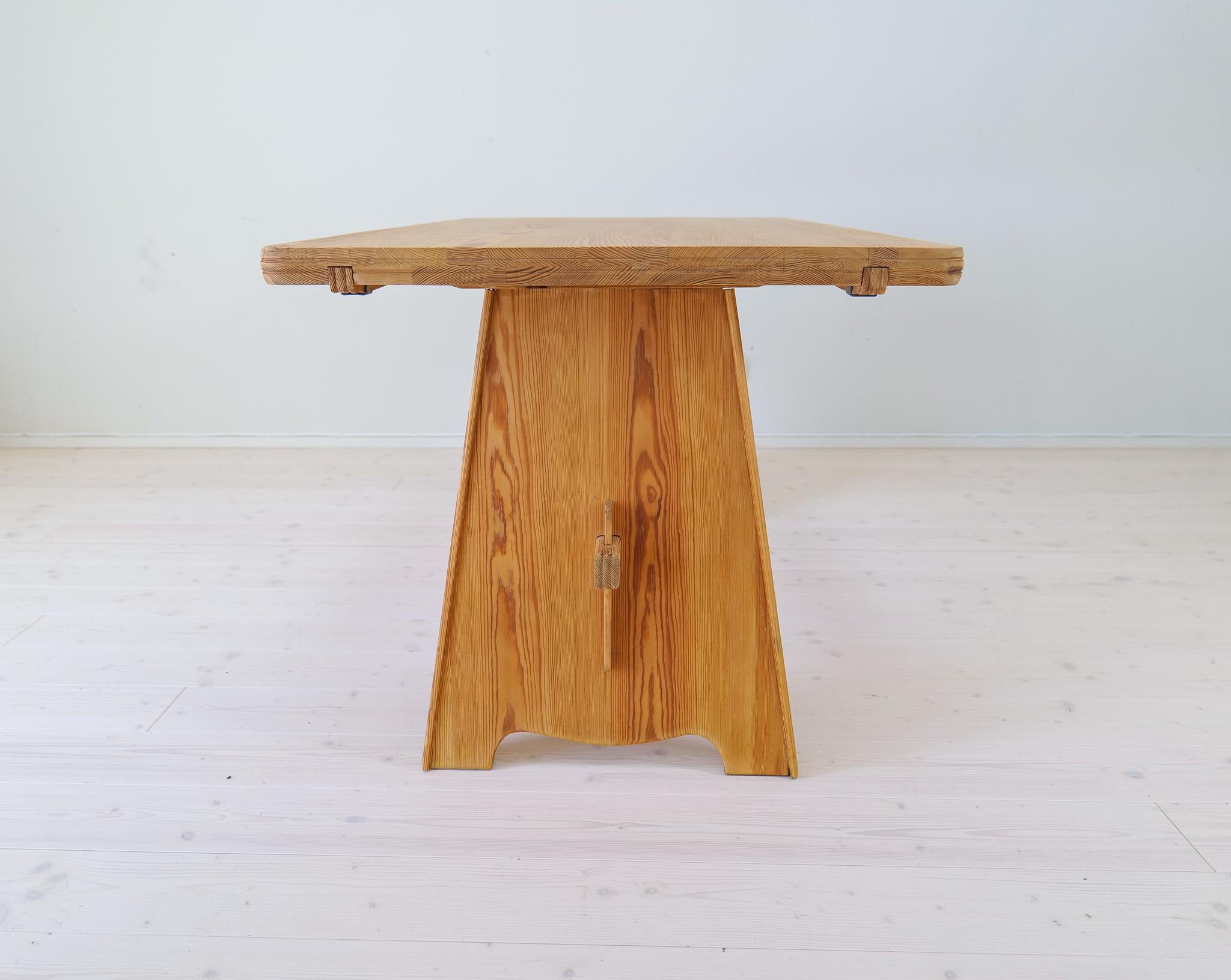 Midcentury Modern Sculptural Dining Table in Pine Göran Malmvall, Sweden For Sale 1