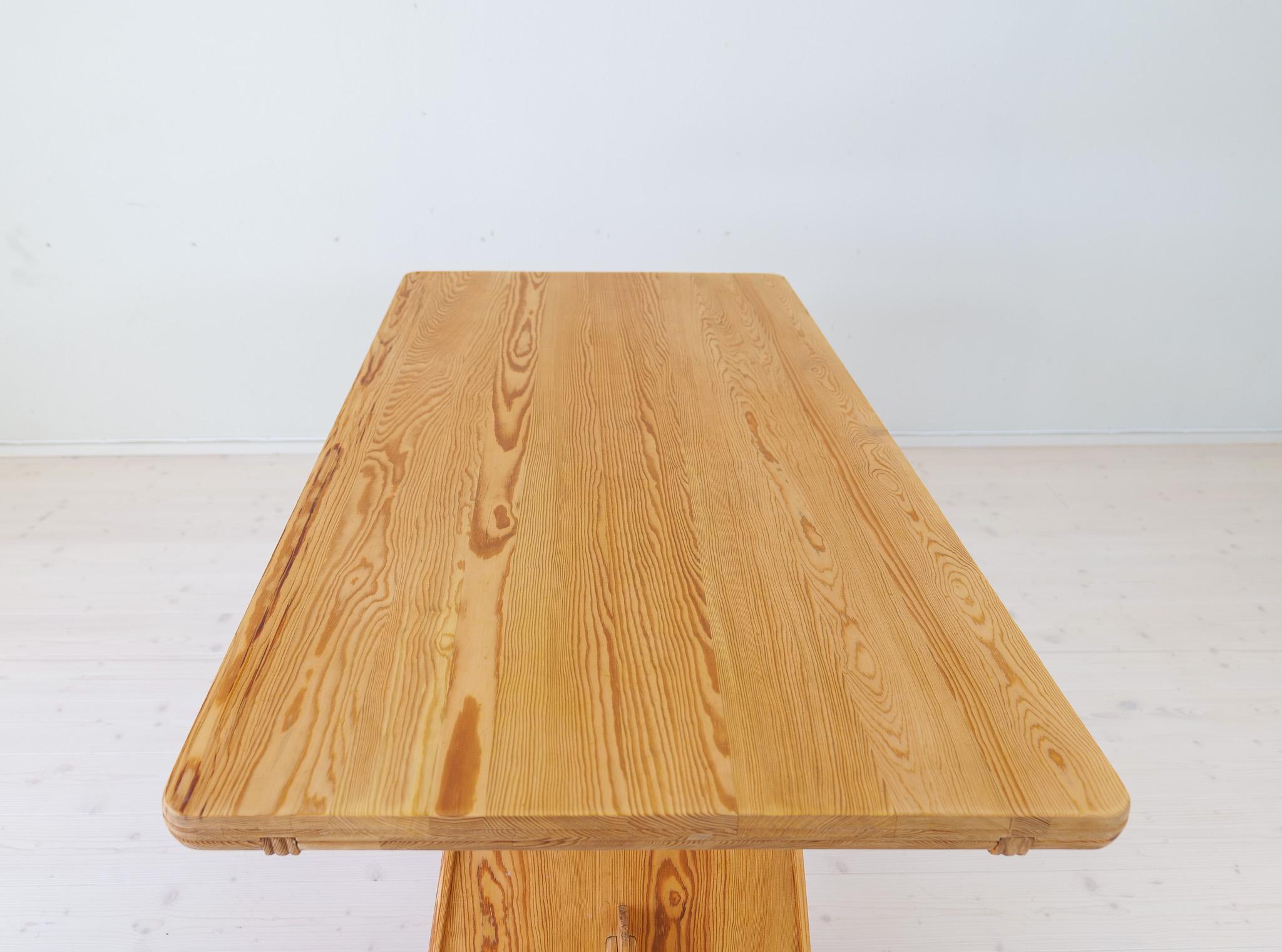 Midcentury Modern Sculptural Dining Table in Pine Göran Malmvall, Sweden For Sale 2