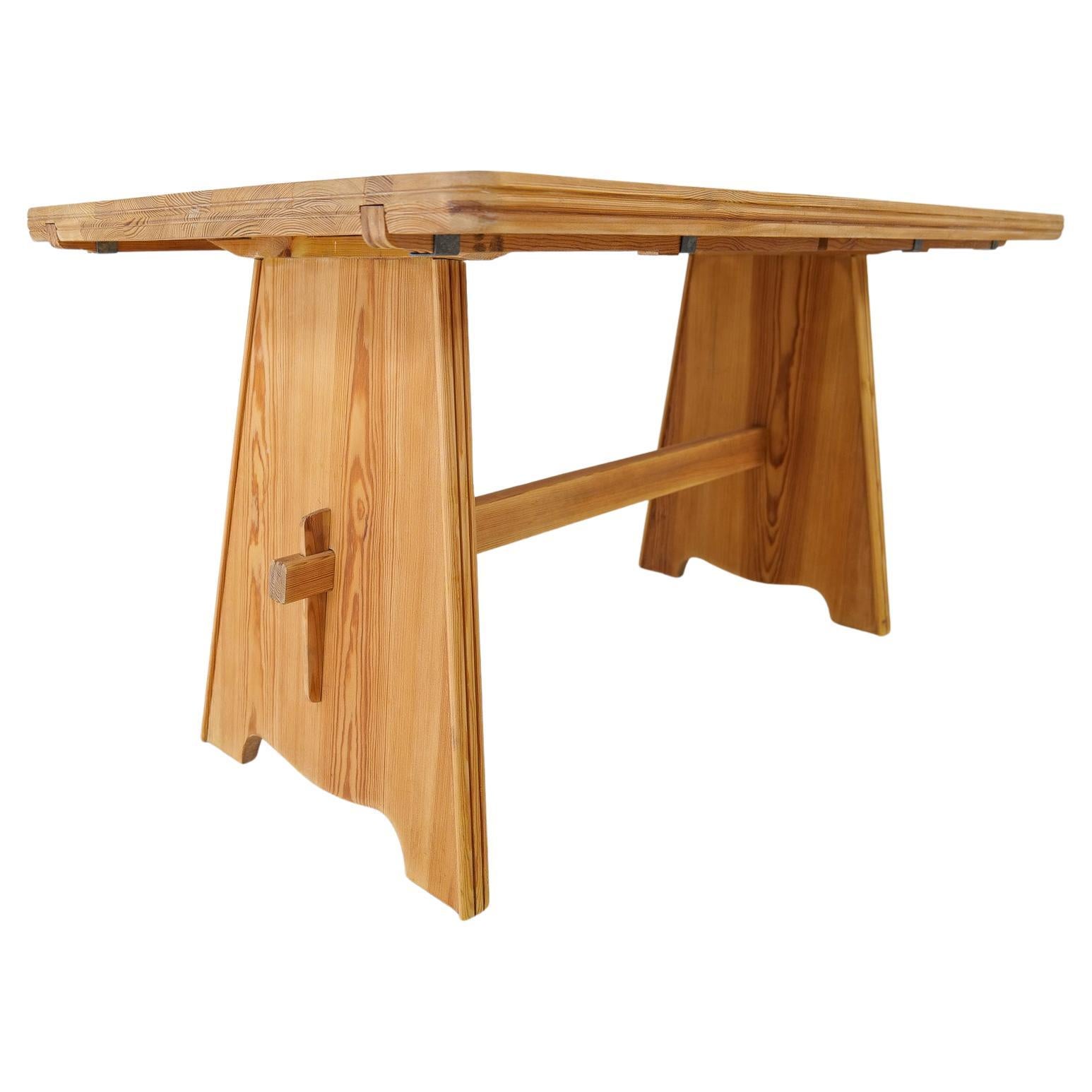 Midcentury Modern Sculptural Dining Table in Pine Göran Malmvall, Sweden For Sale