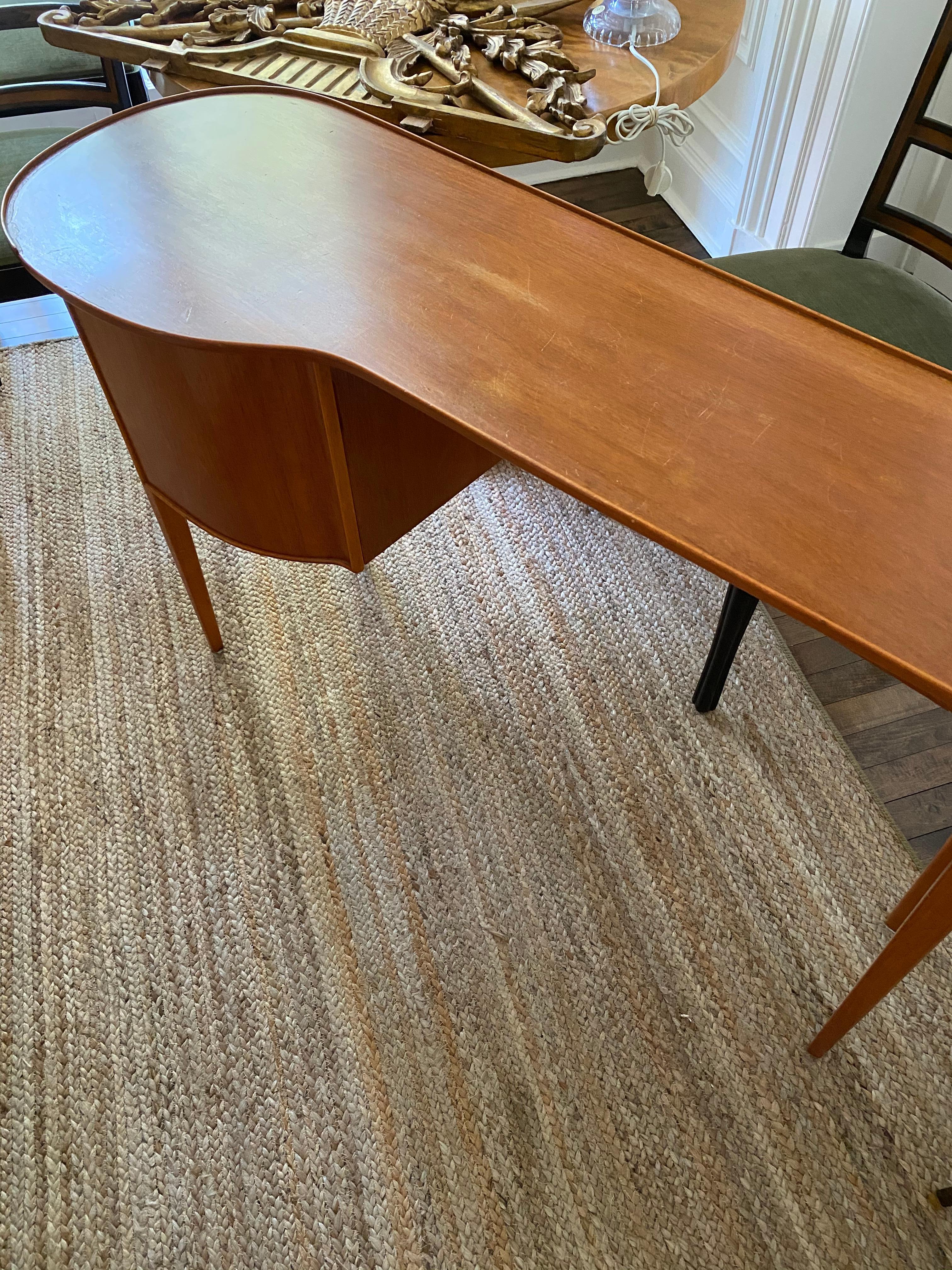 Midcentury Sculptural Elm Wood Desk/Console/Vanity Table, 1950s In Good Condition In New York, NY