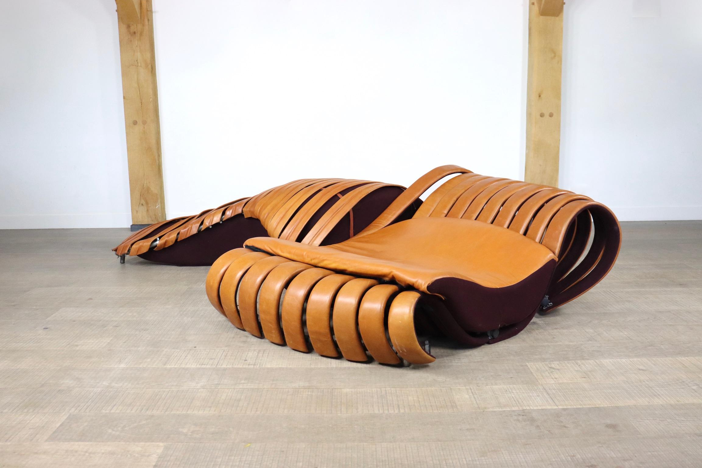 Unglaubliches skulpturales Loungesofa aus der Mitte des Jahrhunderts in cognacfarbenem Leder, hergestellt in Frankreich, 1980er Jahre. Dieses einzigartige Sofa wurde passend zu einem architektonischen Haus in der Bretagne, Frankreich, entworfen und