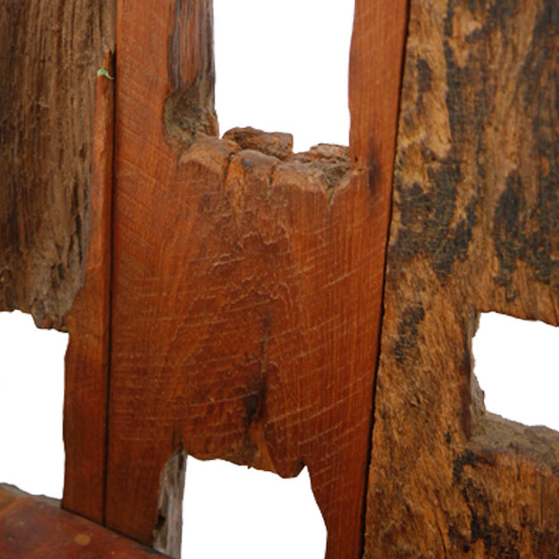 Fatto a mano Sedia francese scultorea in legno d'ulivo e noce del Medioevo, anni '40 in vendita