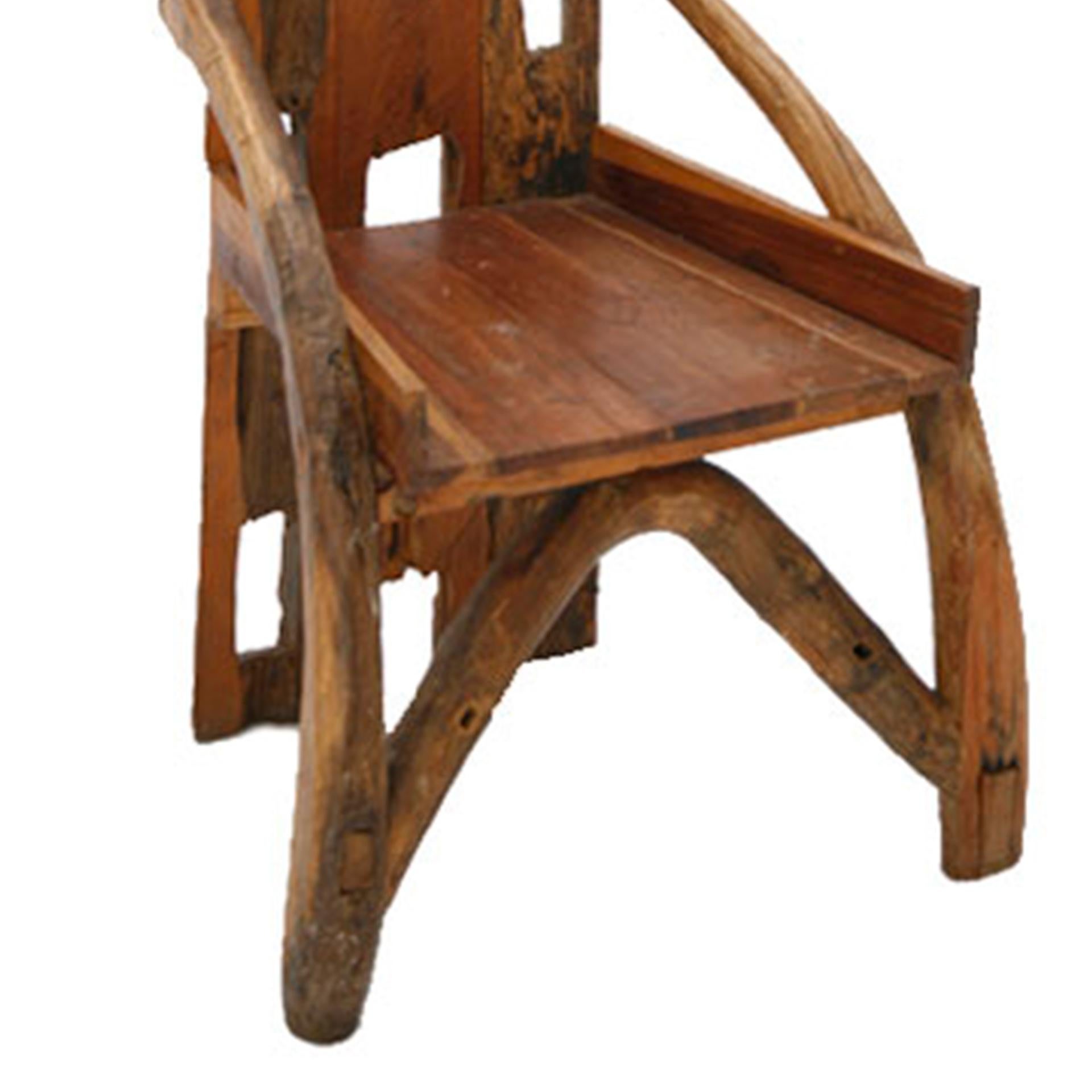 Sedia francese scultorea in legno d'ulivo e noce del Medioevo, anni '40 In condizioni buone in vendita a Madrid, ES