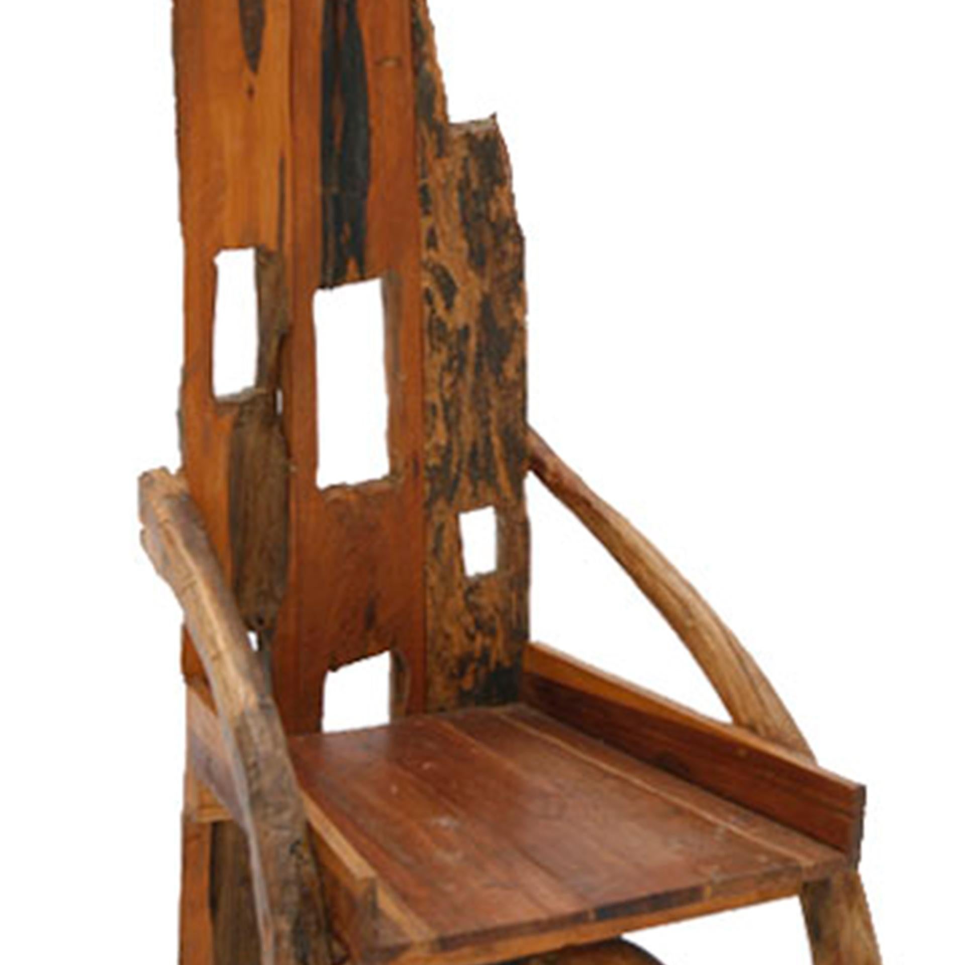 Metà XX secolo Sedia francese scultorea in legno d'ulivo e noce del Medioevo, anni '40 in vendita