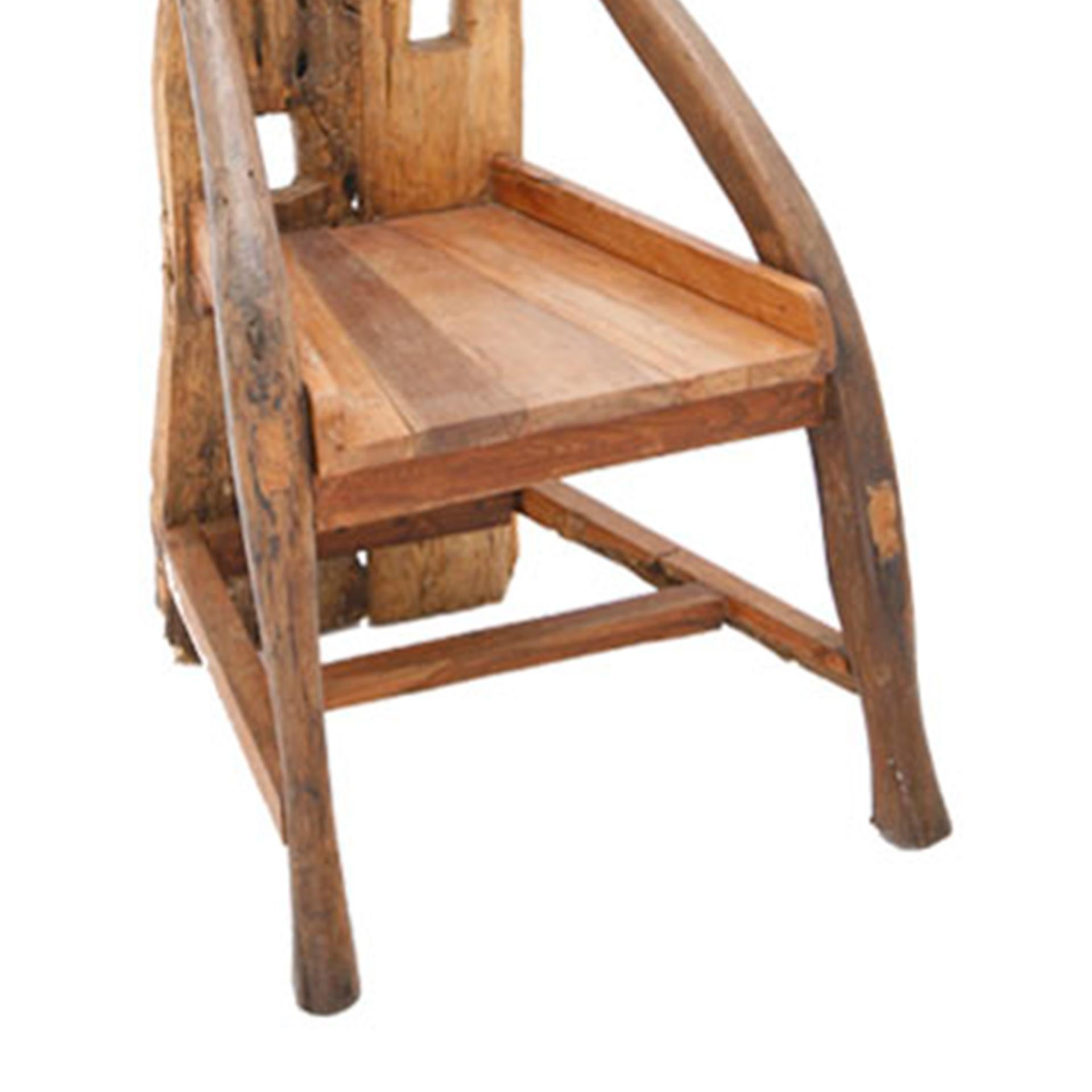 Fait main Chaise française sculpturale du milieu du siècle en bois d'olivier et noyer en vente