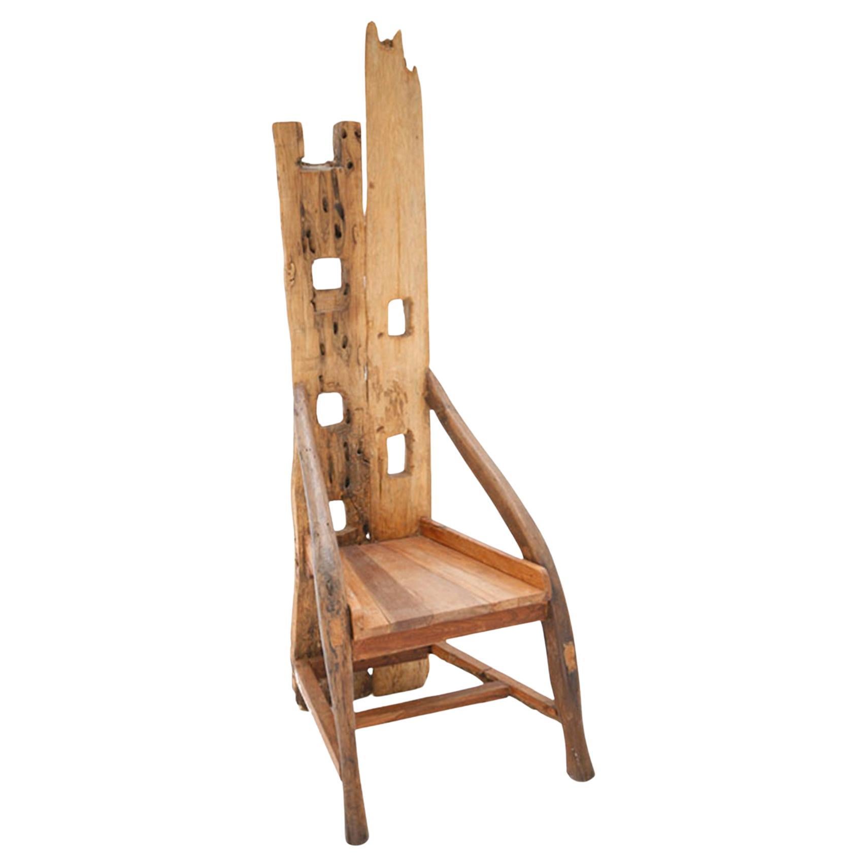 Chaise française sculpturale du milieu du siècle en bois d
olivier et noyer