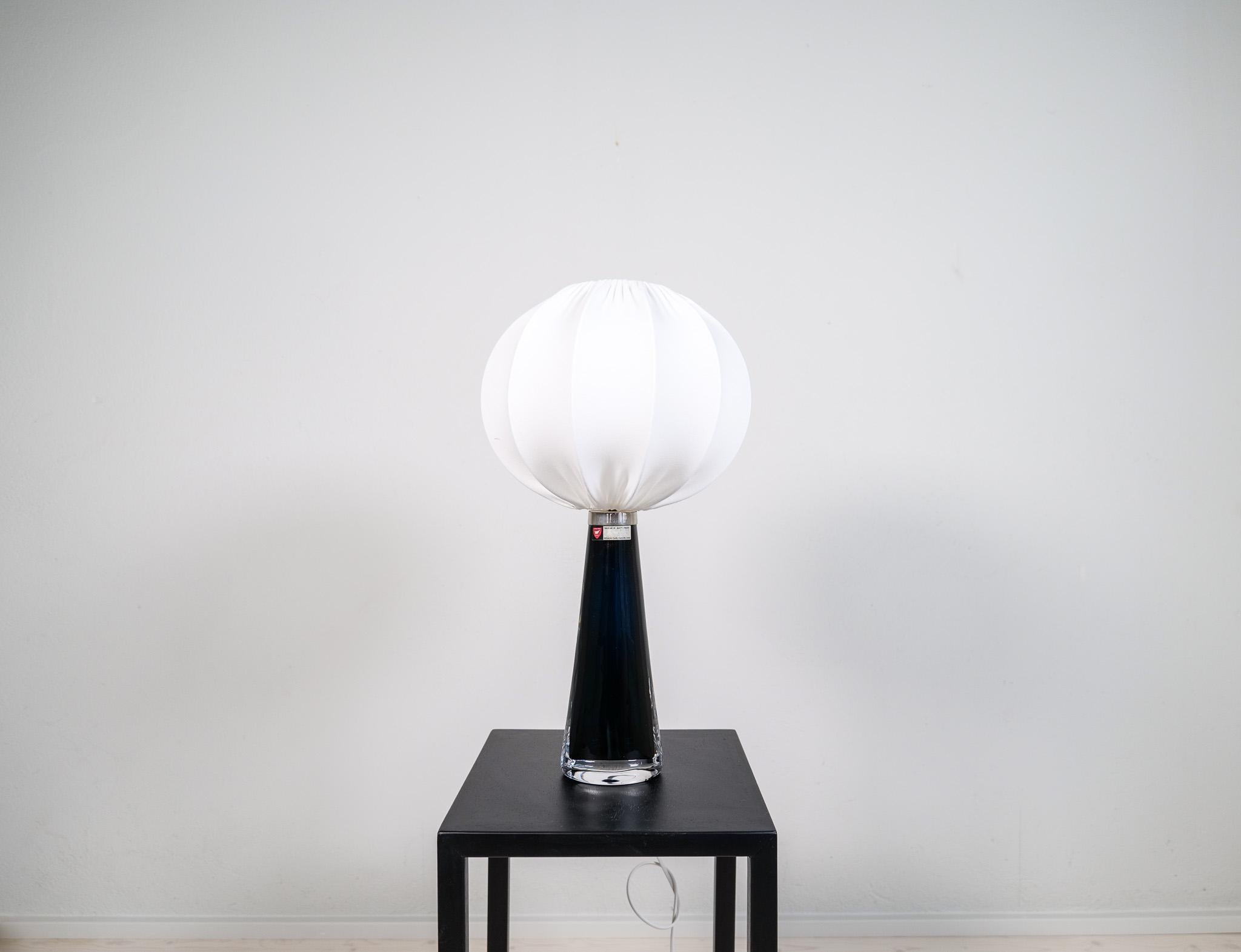 Table lamp in crystal, model RD1566 by Carl Fagerlund for Orrefors, Sweden.
The lamps have a stunning black color with brass details. The intensity of the crystal glass and its colored glass inside makes this a great piece. This one with an all-new