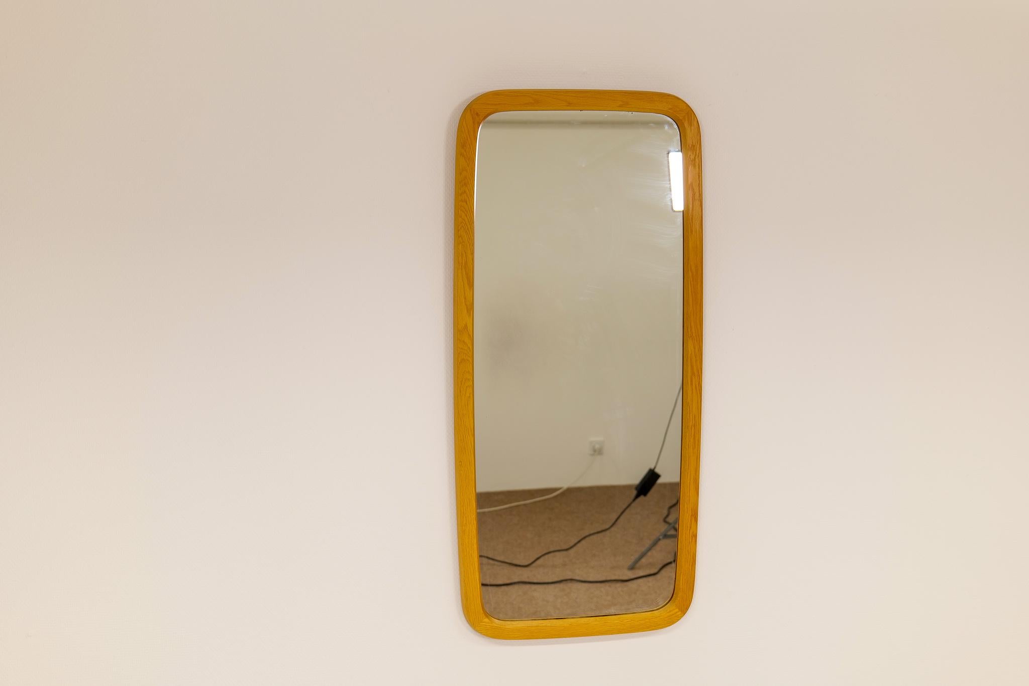 Wonderful modernist wall mirror made in the midcentury in Sweden. Made in crystal mirror glass and finely sculpted solid oak. Produced by Fröseke, AB Nybrofabriken, Sweden, 1960s. Labeled

Good vintage condition

Dimensions: Height: 37.41 in.