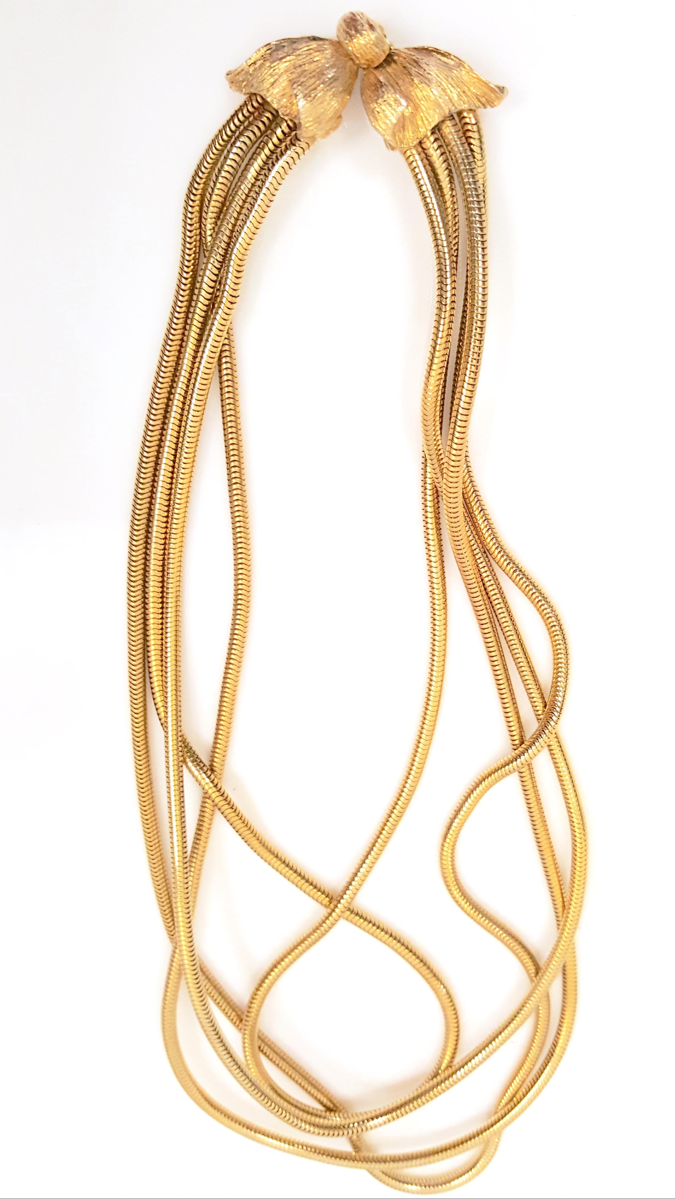 MidCentury SculpturalTexturedGoldBowClasp Graduated4StrandSnakeChain Necklace In Good Condition For Sale In Chicago, IL