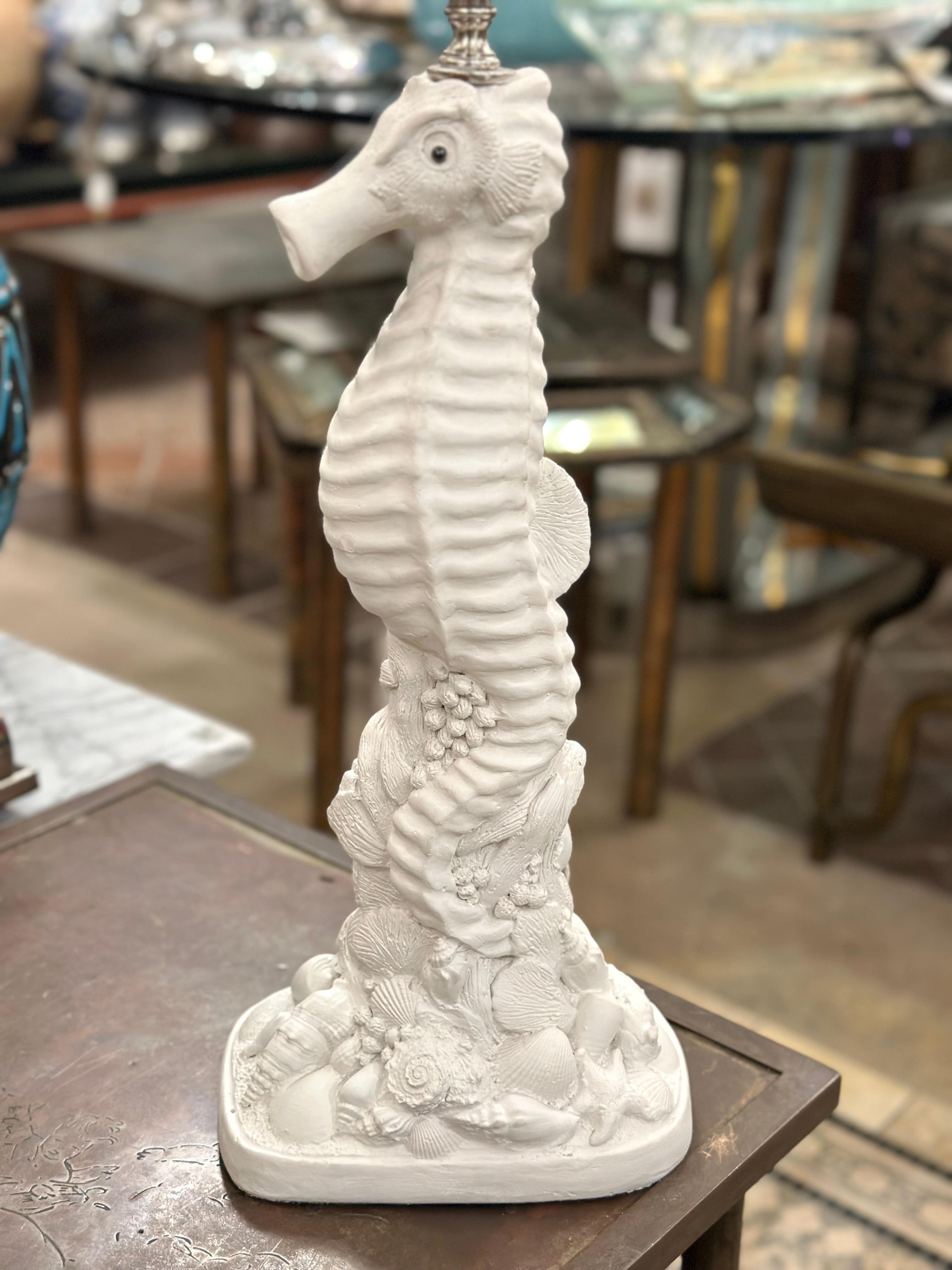 A single circa 1960's Italian plaster seahorse table lamp.

Measurements:
Height of body: 17.5